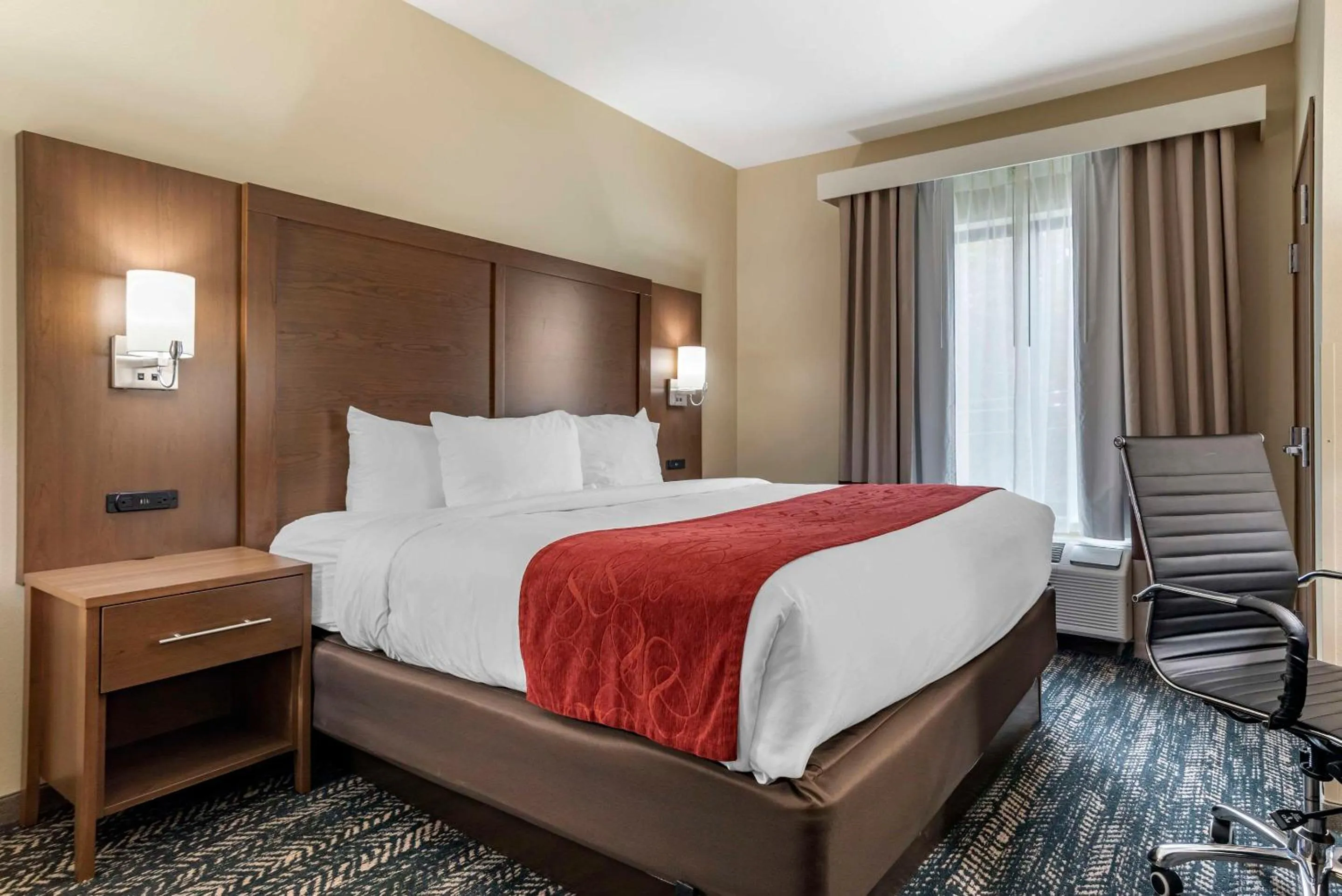 Bedroom, Bed in Comfort Inn & Suites Downtown near University