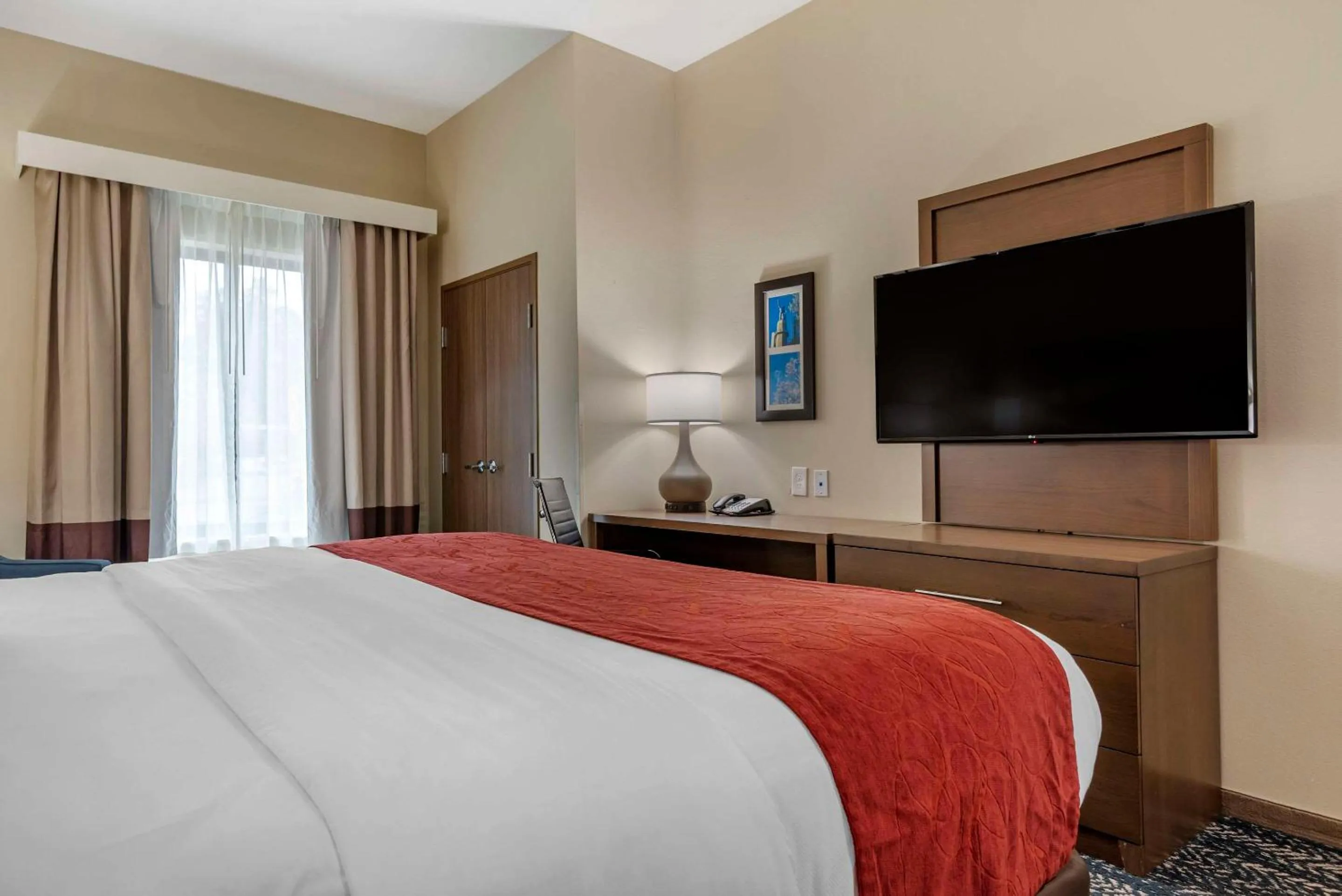 Bedroom, Bed in Comfort Inn & Suites Downtown near University