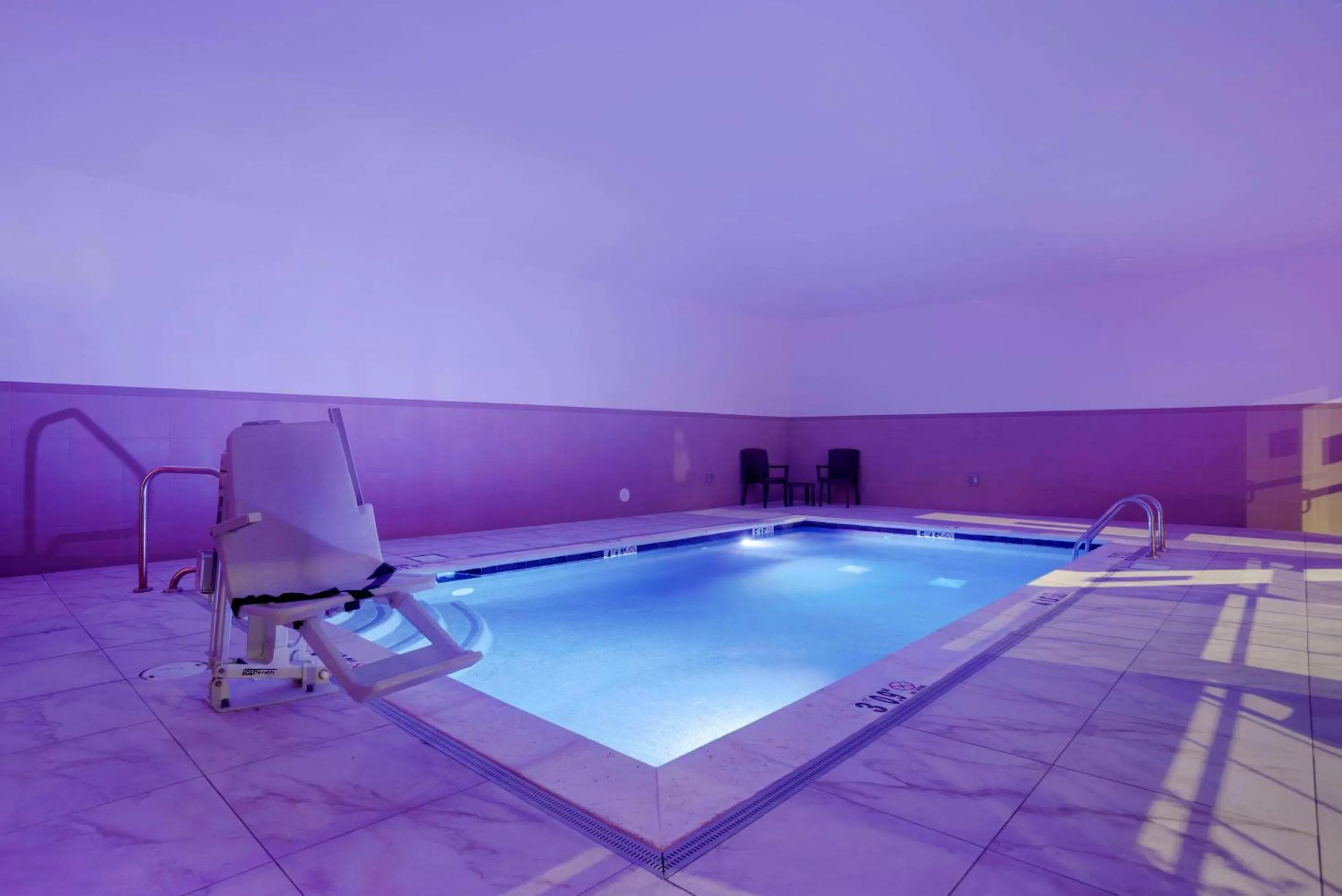 Swimming pool in Comfort Inn & Suites Downtown near University