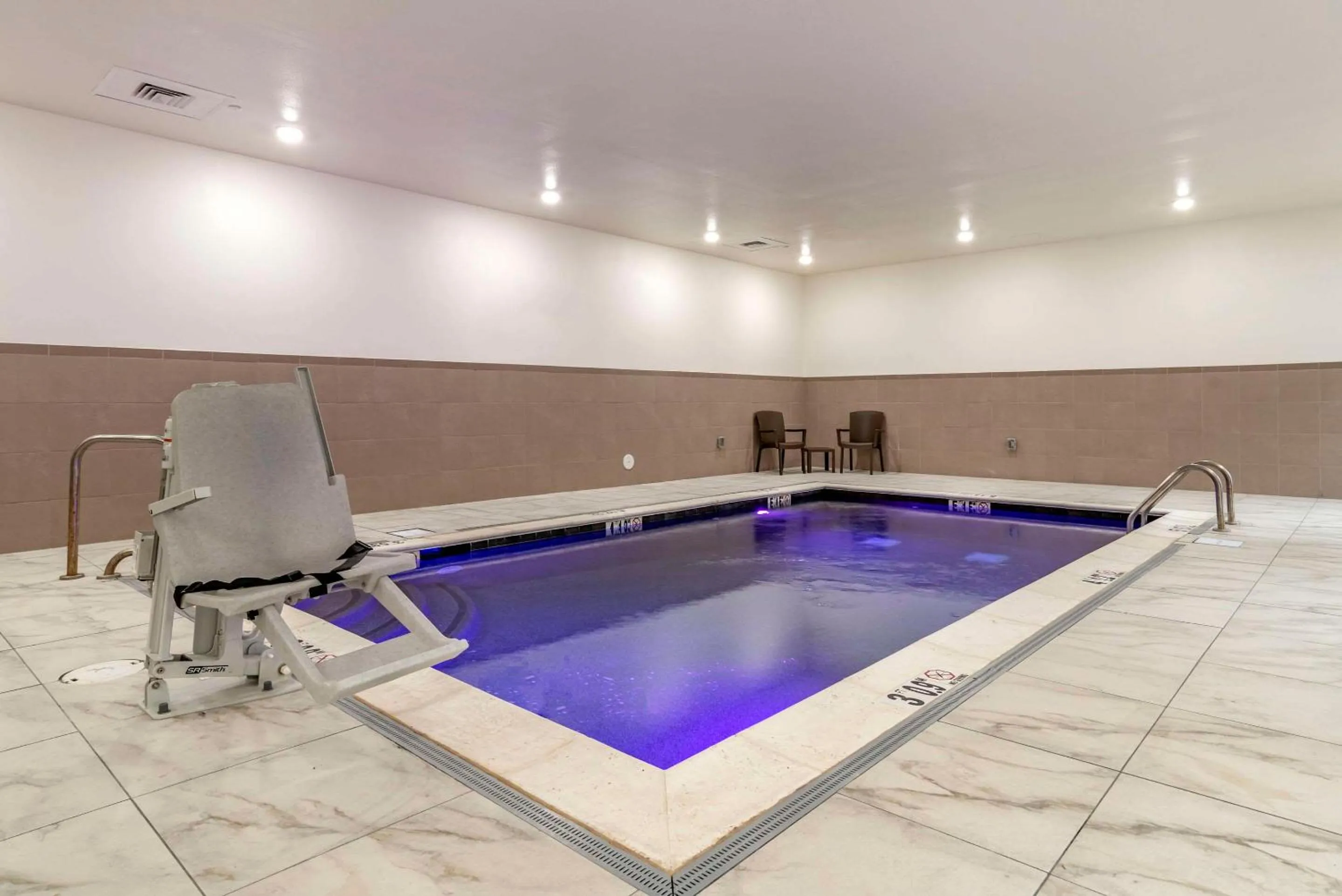 Swimming pool in Comfort Inn & Suites Downtown near University