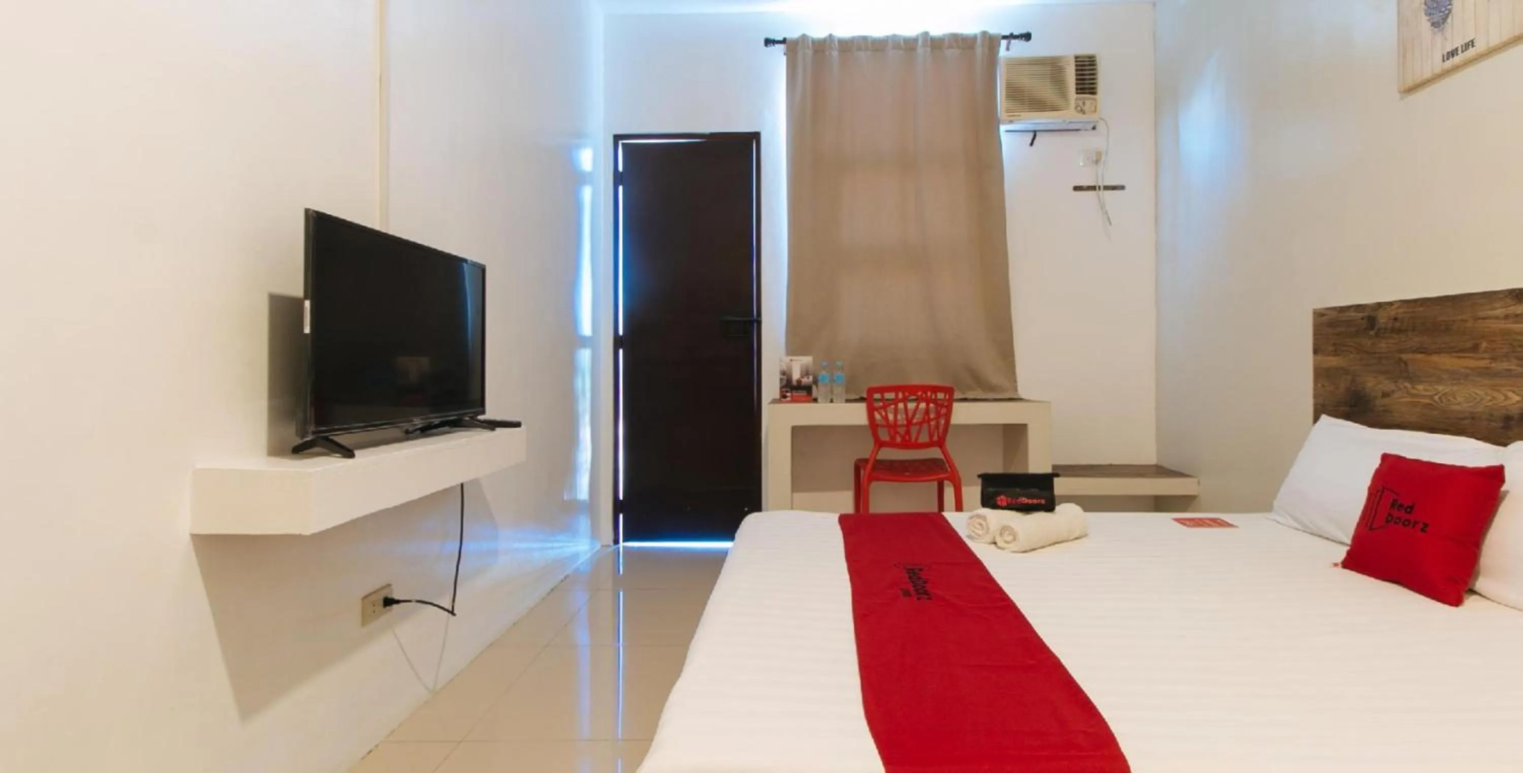 Bed in RedDoorz @ Golite Washington