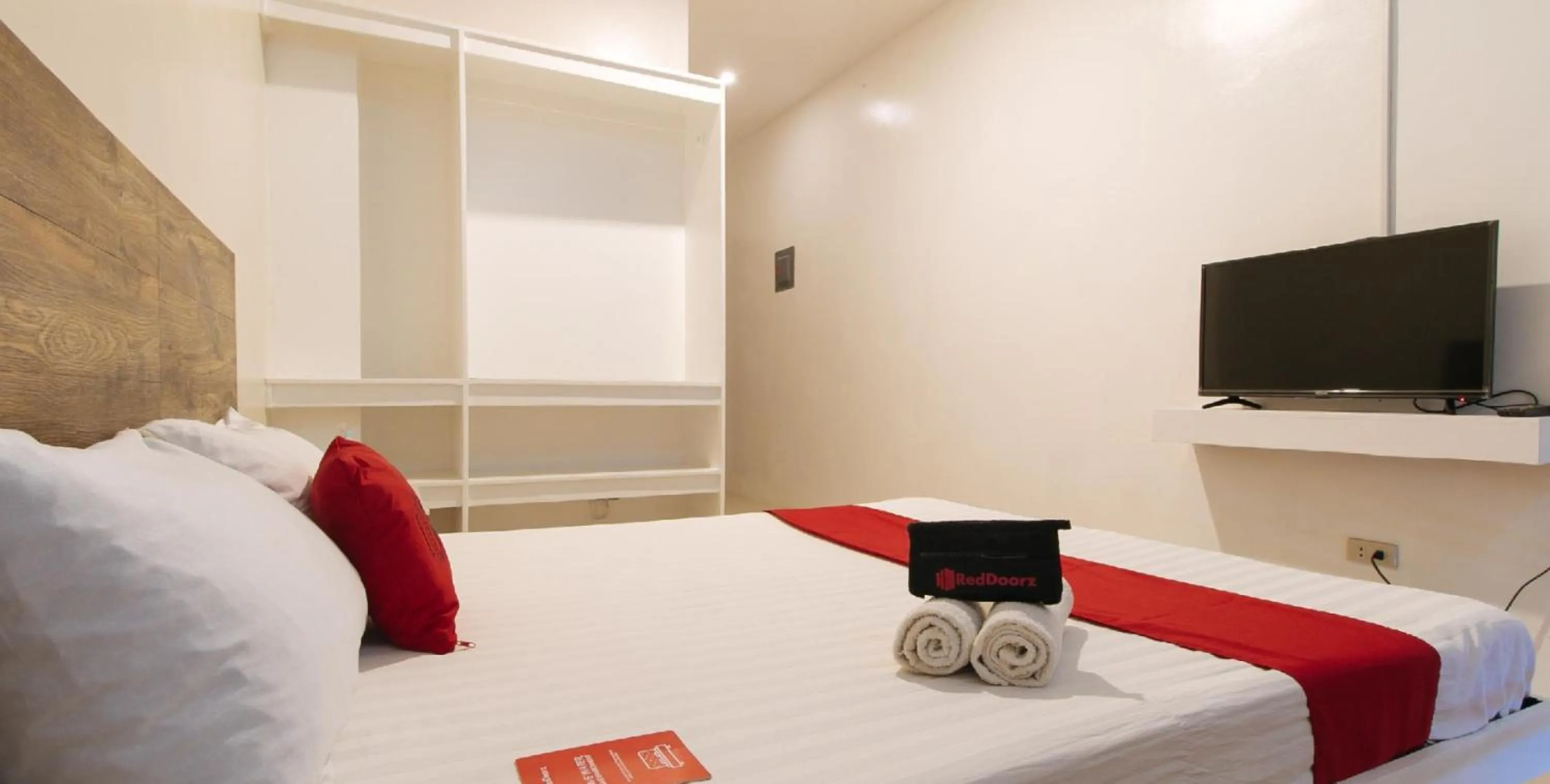 Photo of the whole room, Bed in RedDoorz @ Golite Washington