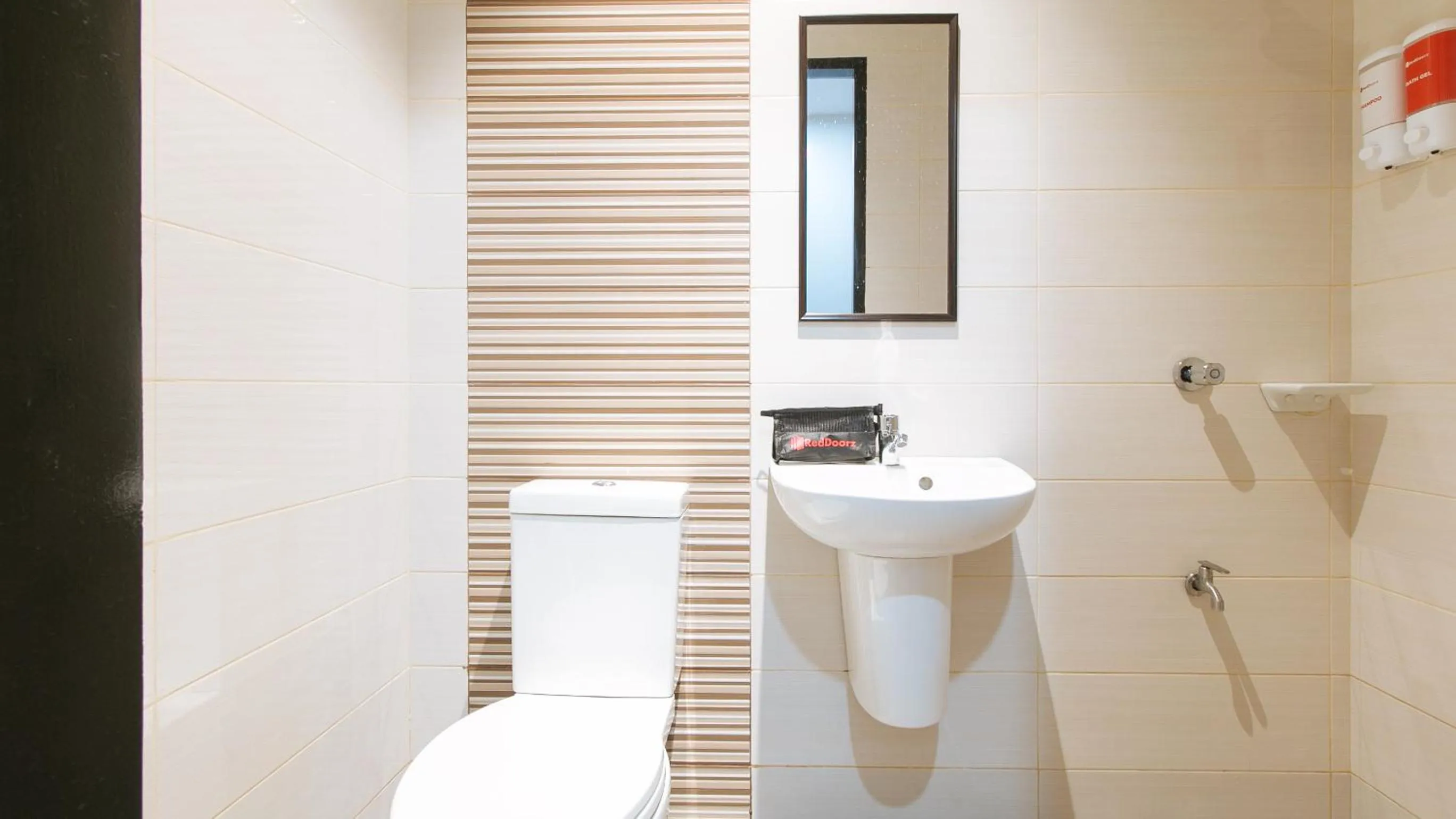 Toilet in RedDoorz @ Golite Old Albay