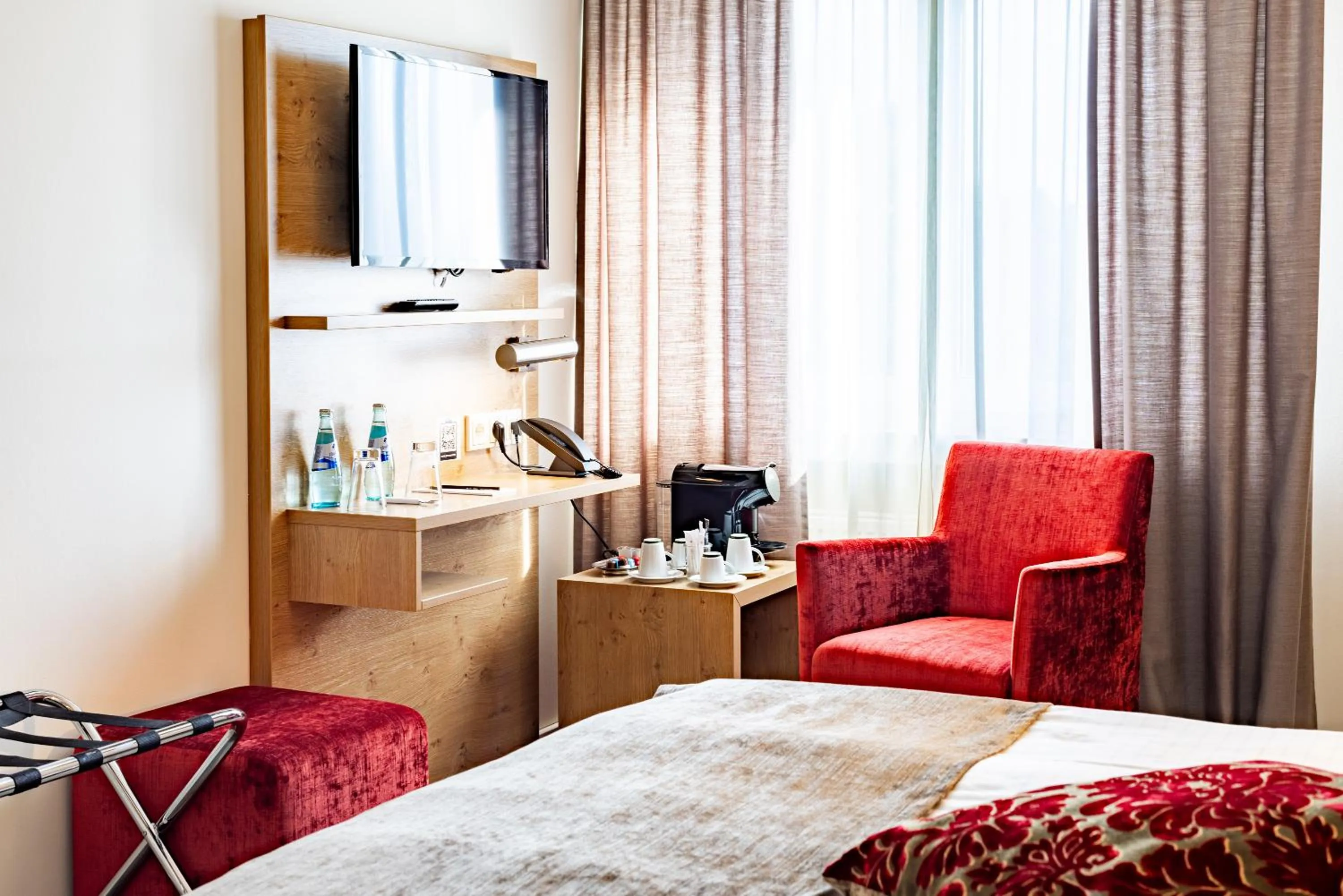 Seating area, Bed in Maingau Hotel