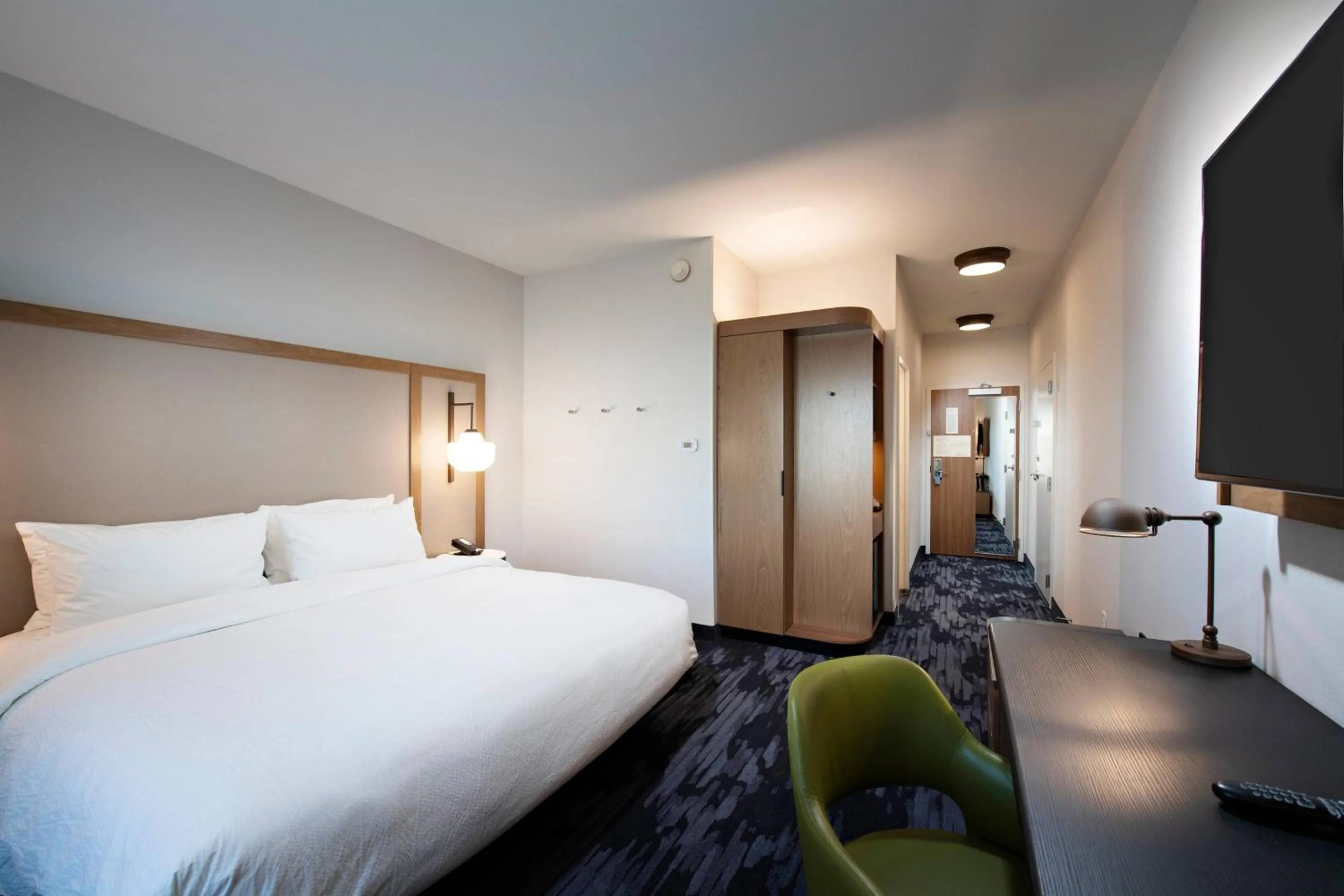 Photo of the whole room, Bed in Fairfield Inn & Suites by Marriott Dayton North