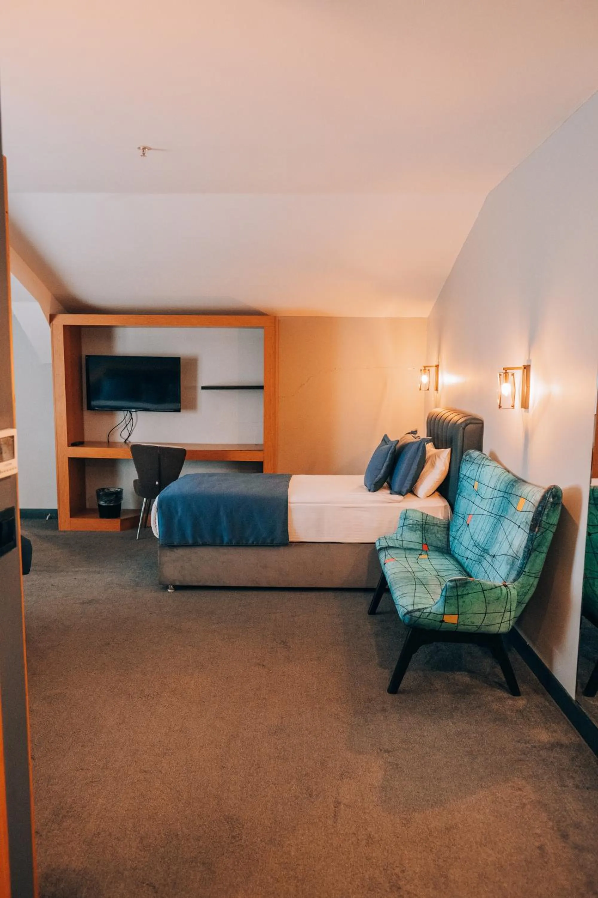 Seating area, Bed in Roof 264 Hotel & Suites