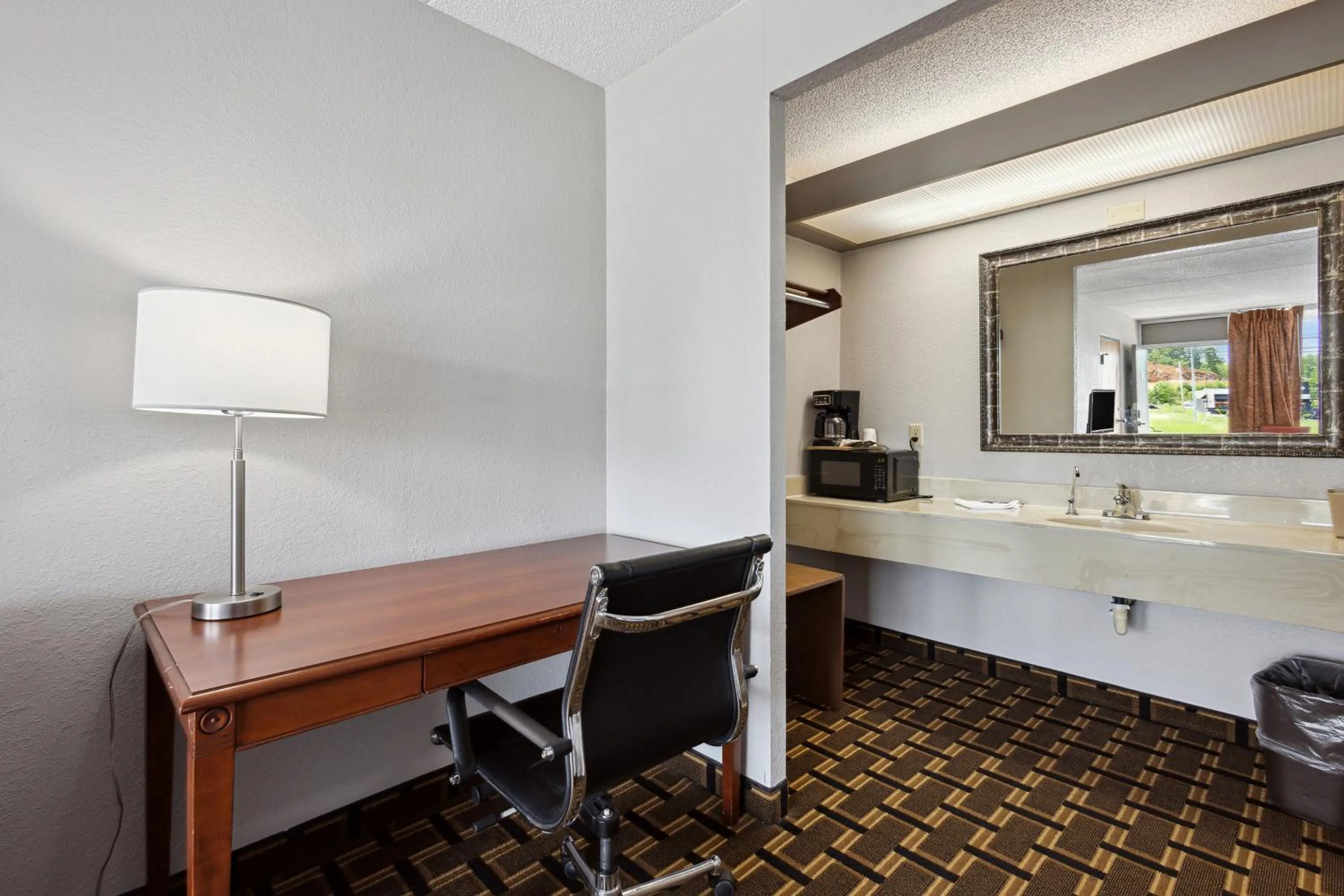 Bedroom in Relax inn by OYO Greeneville Near Hwy US-321