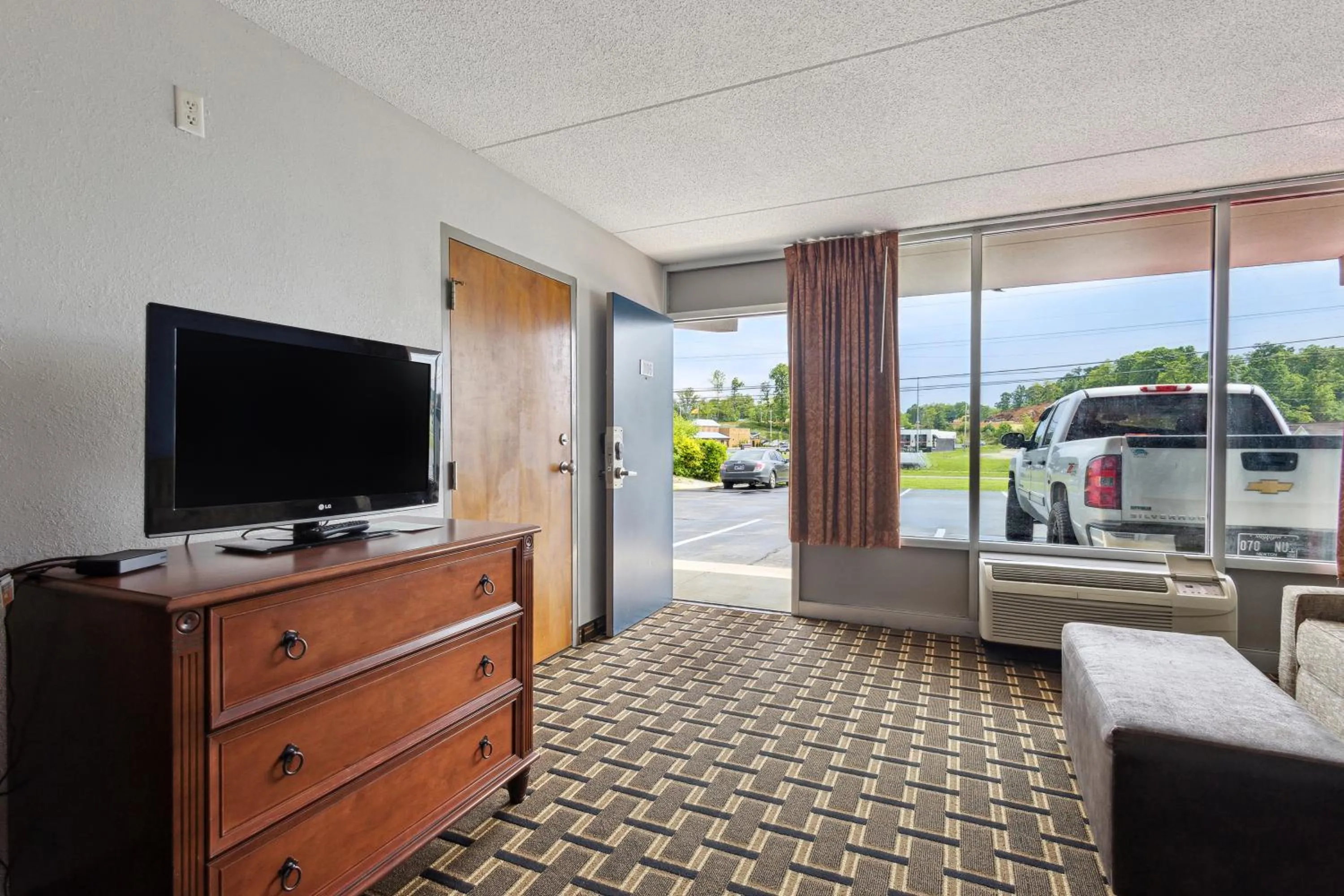 Bedroom in Relax inn by OYO Greeneville Near Hwy US-321