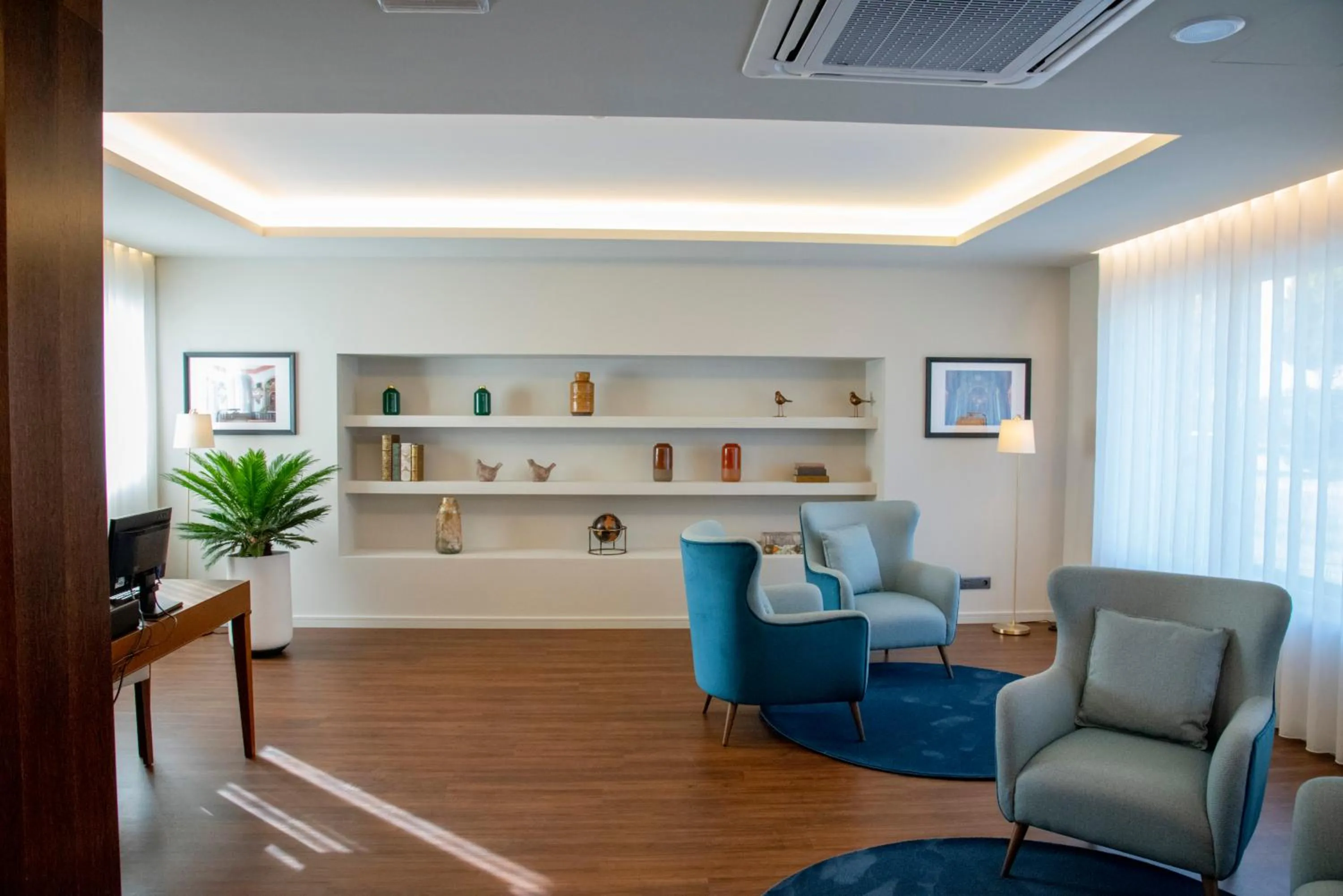 Communal lounge/ TV room in Luna Hotel de Tábua