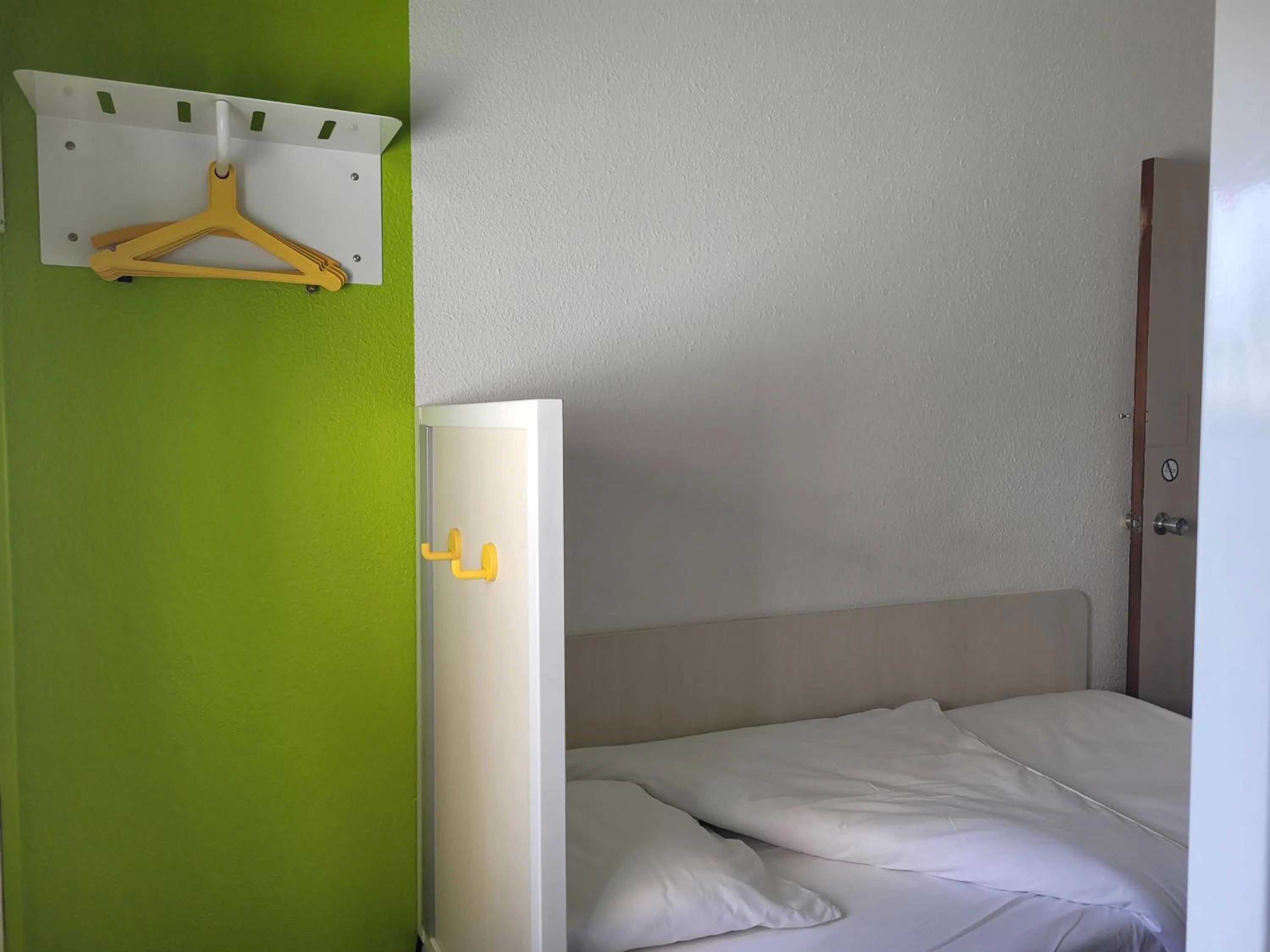 Bed in TIP HOTEL CAMBRAI ex HOTEL F1