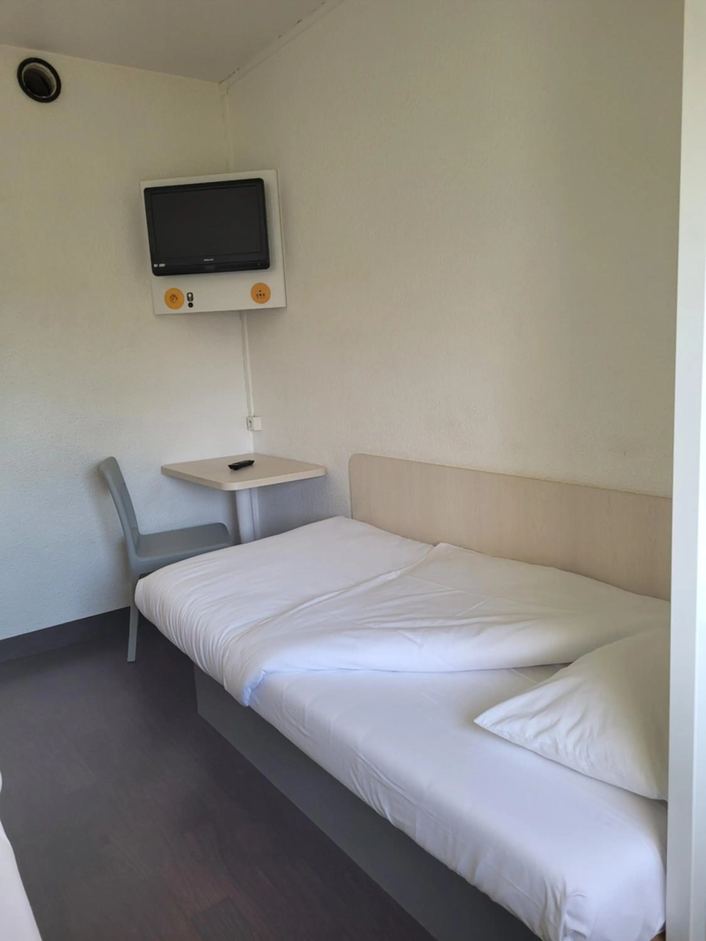 Bed in TIP HOTEL CAMBRAI ex HOTEL F1