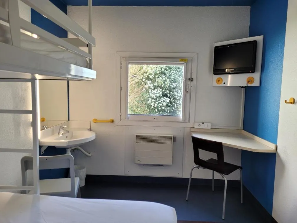 Bed in TIP HOTEL CAMBRAI ex HOTEL F1