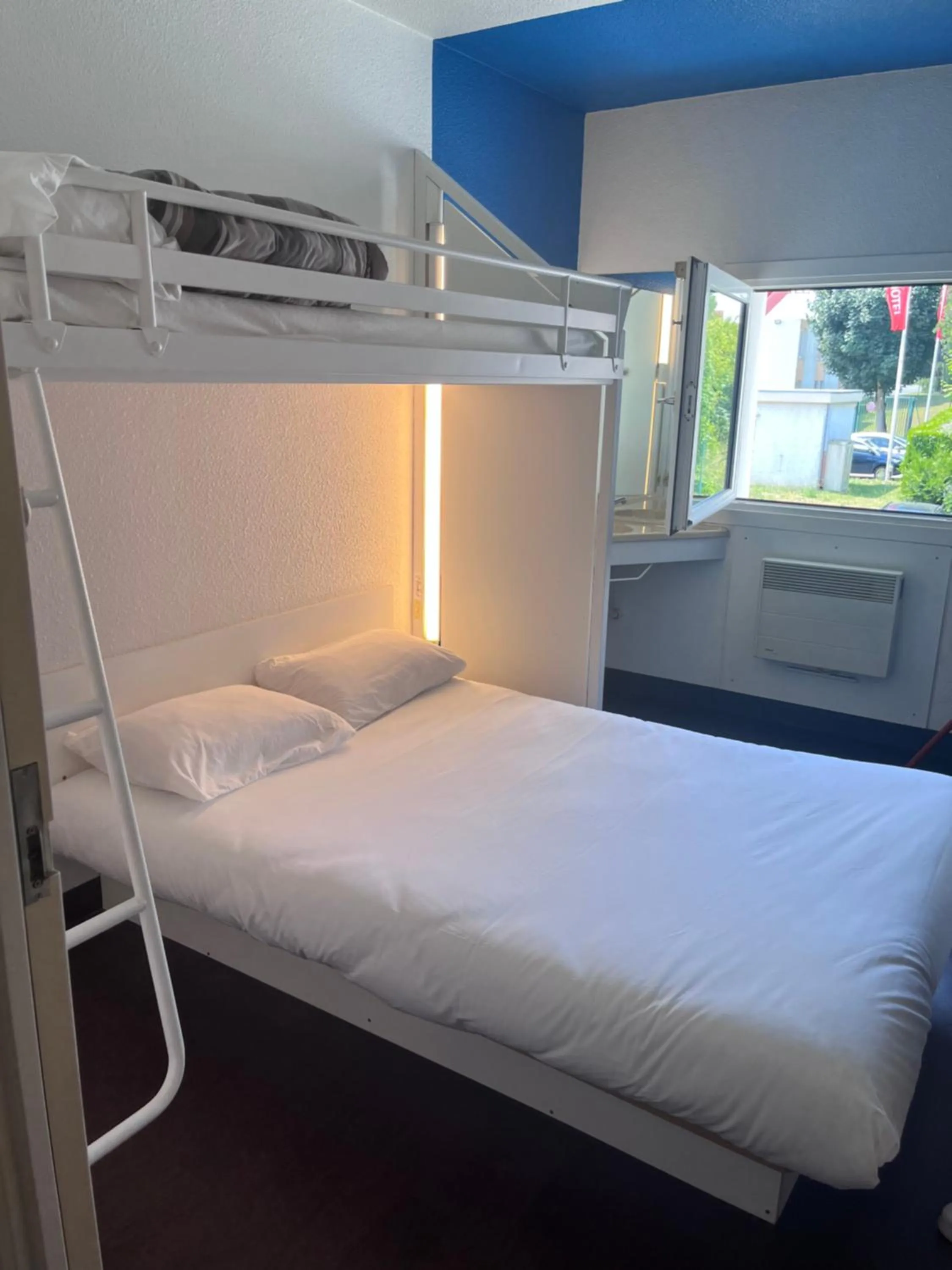 Bed in TIP HOTEL CAMBRAI ex HOTEL F1