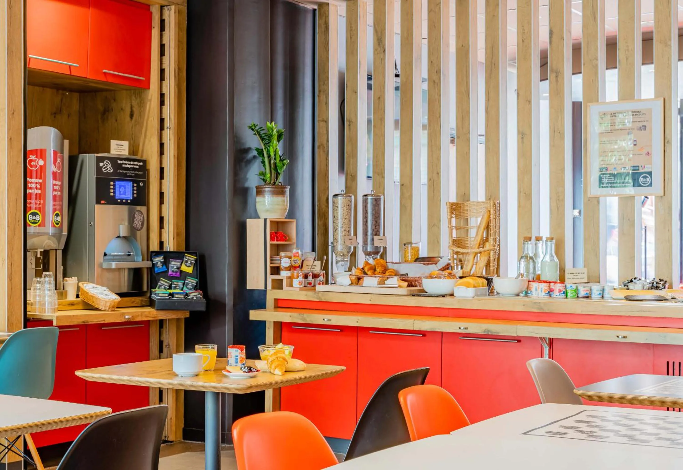 Restaurant/places to eat in B&B HOTEL Arras Centre Les Places