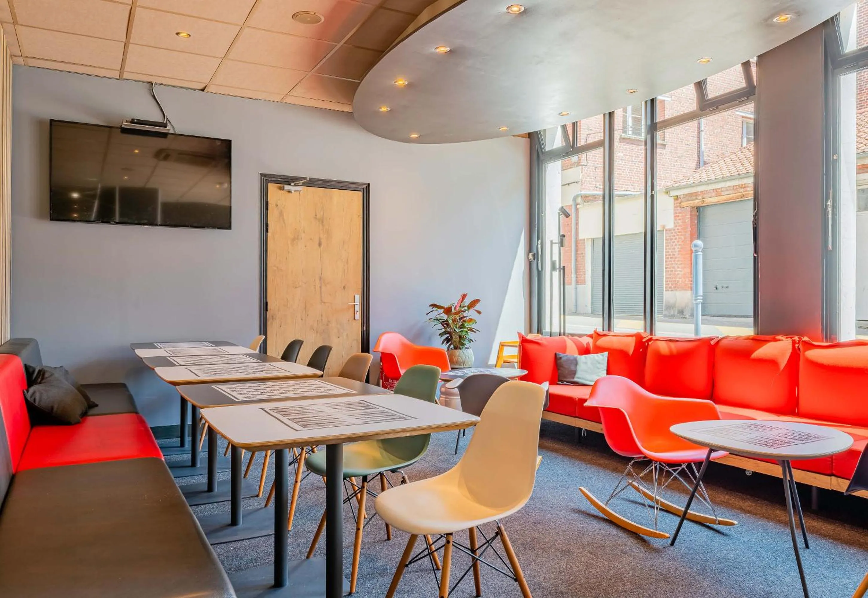 Restaurant/places to eat in B&B HOTEL Arras Centre Les Places