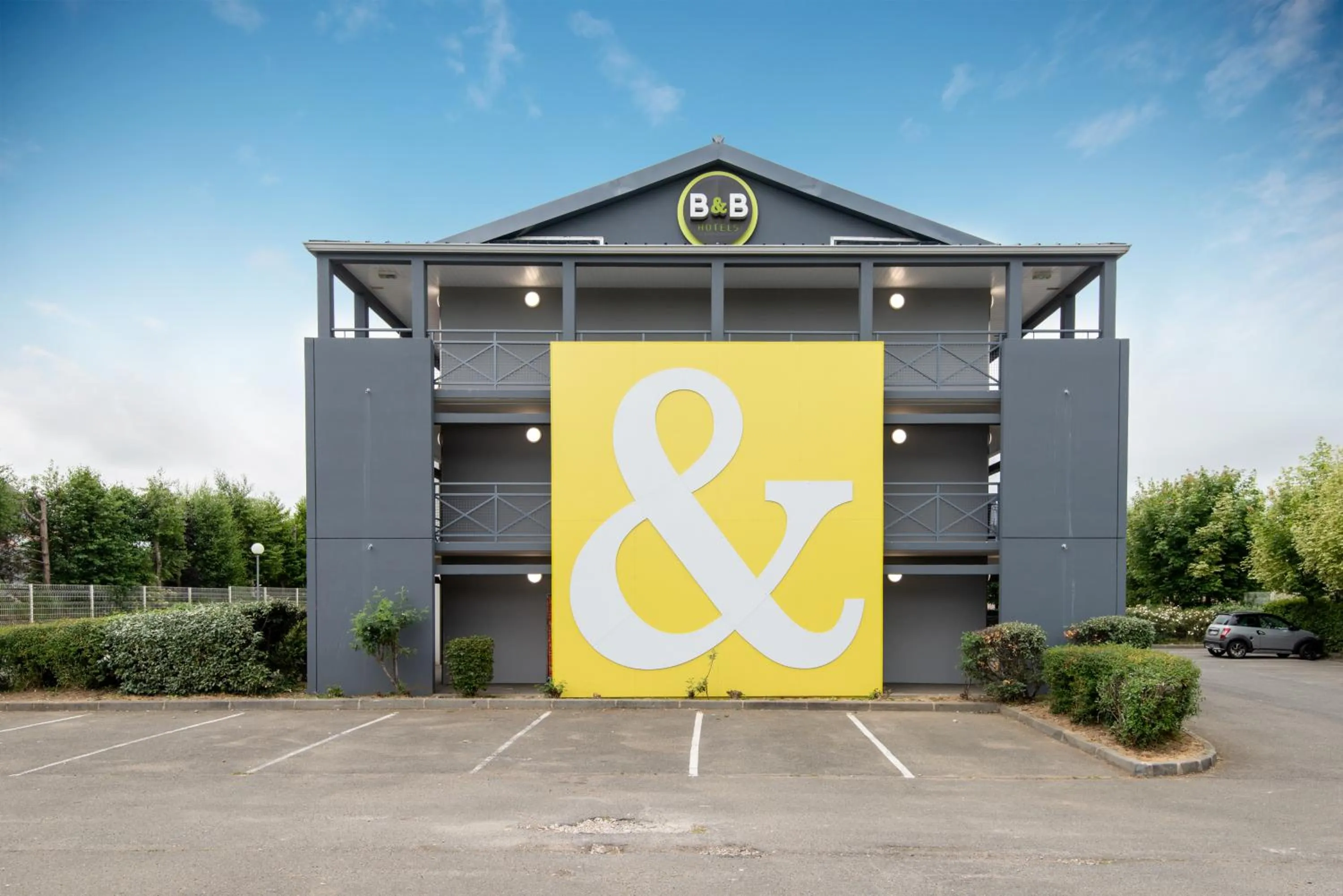 Facade/entrance in B&B HOTEL Dieppe