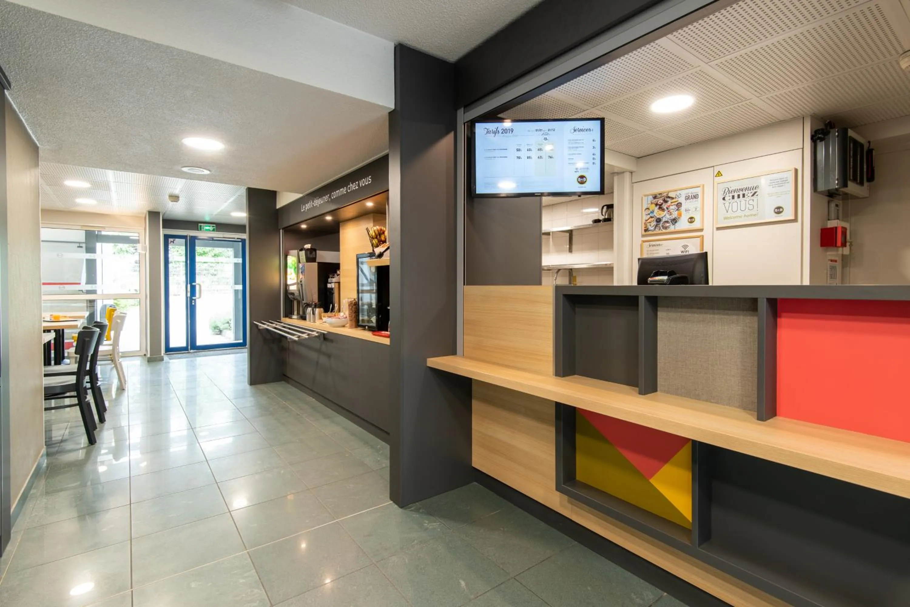 Lobby or reception in B&B HOTEL Dieppe