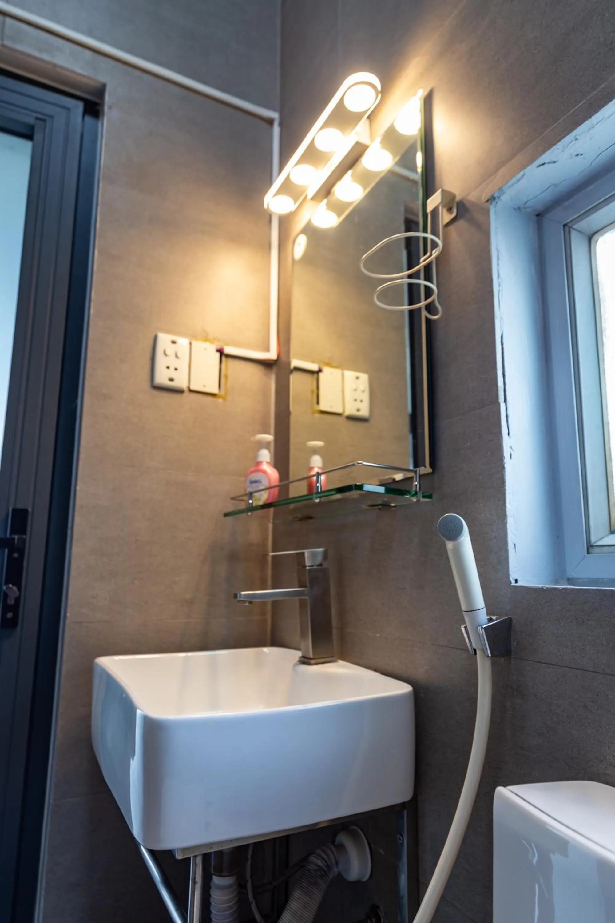 Shower in Cozy Riverview of Livinginn