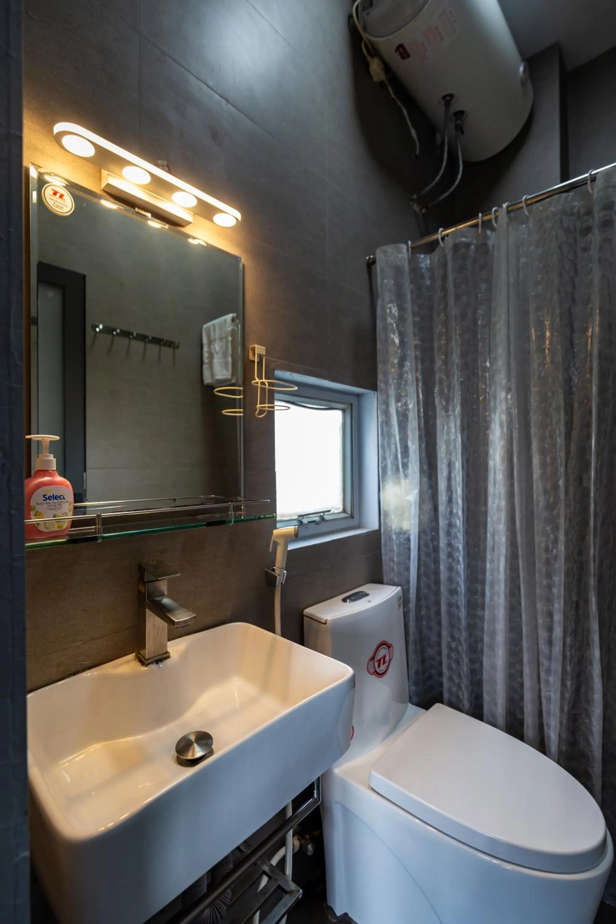 Shower in Cozy Riverview of Livinginn