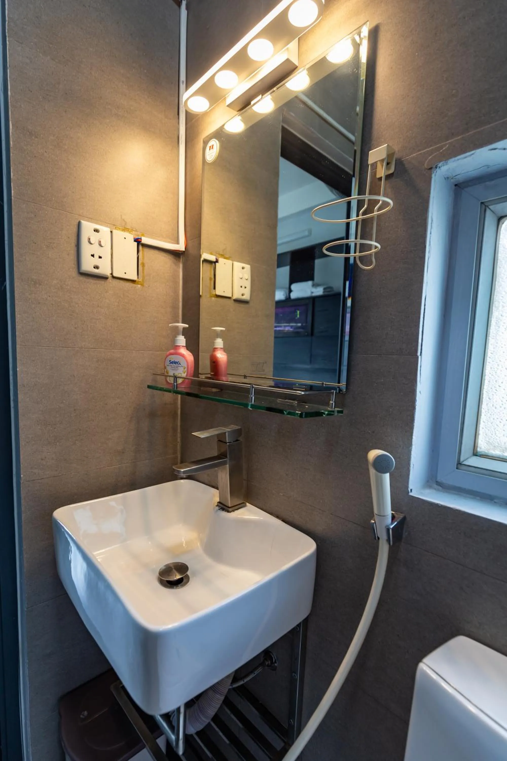 Shower in Cozy Riverview of Livinginn