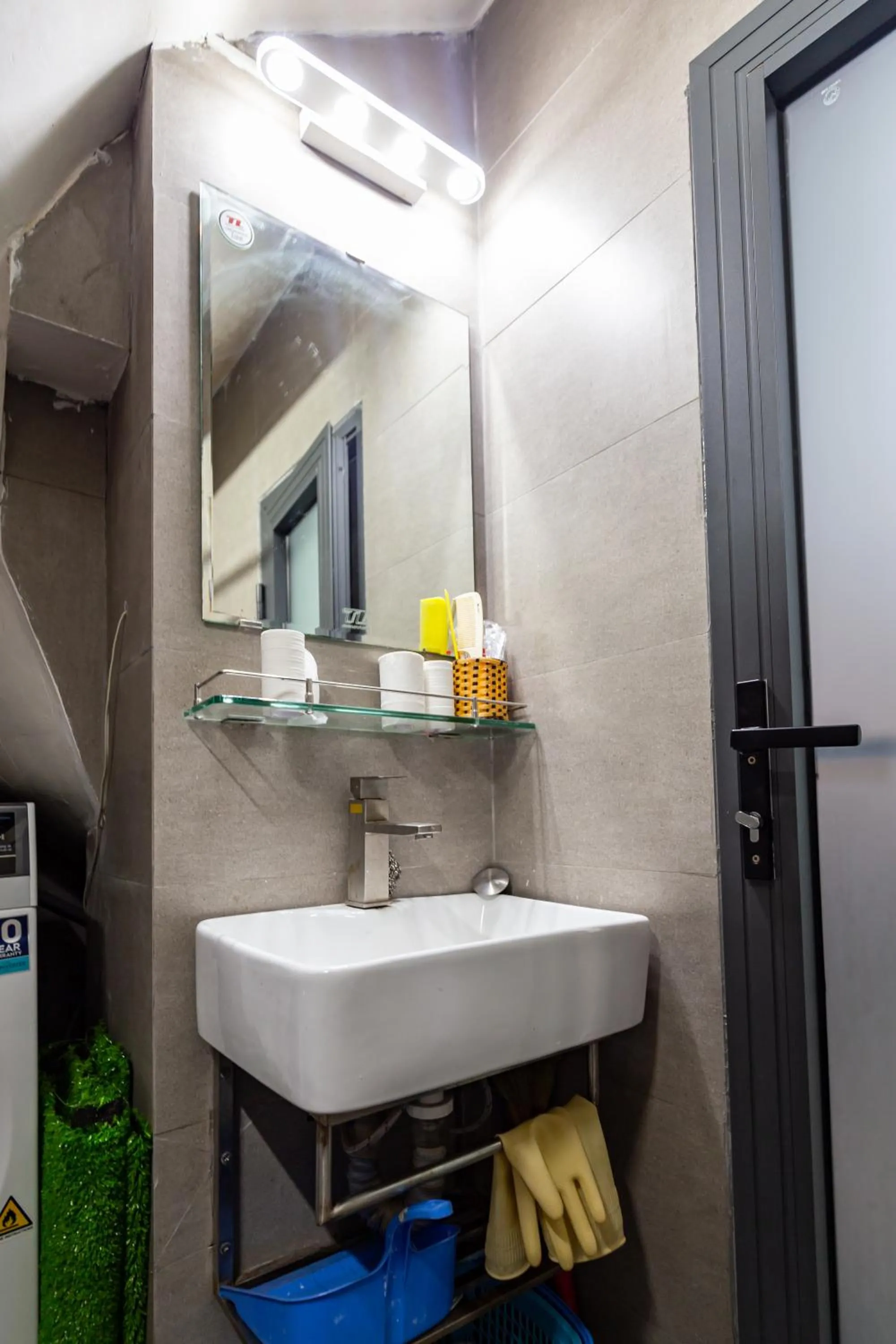 Shower in Cozy Riverview of Livinginn