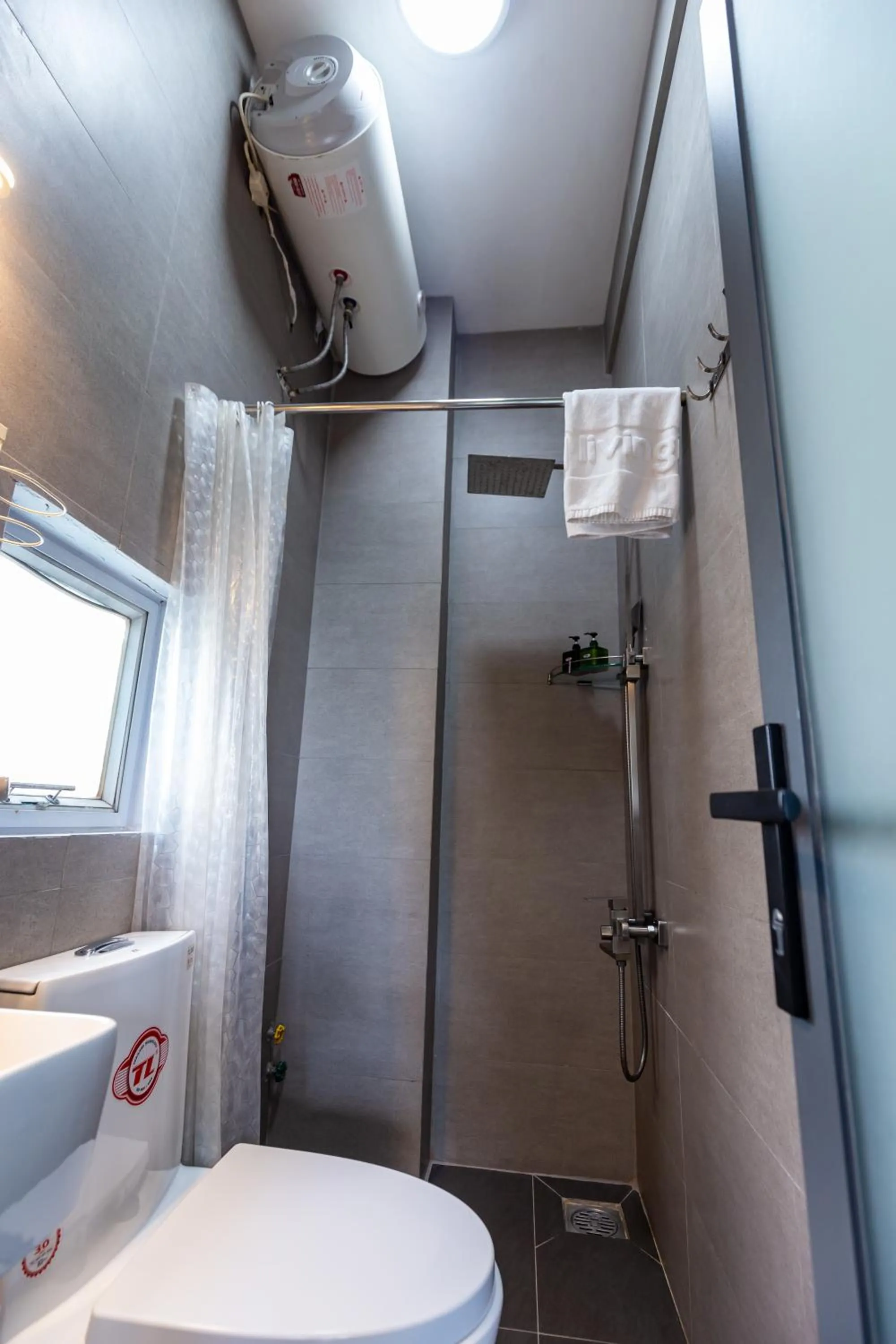 Shower in Cozy Riverview of Livinginn