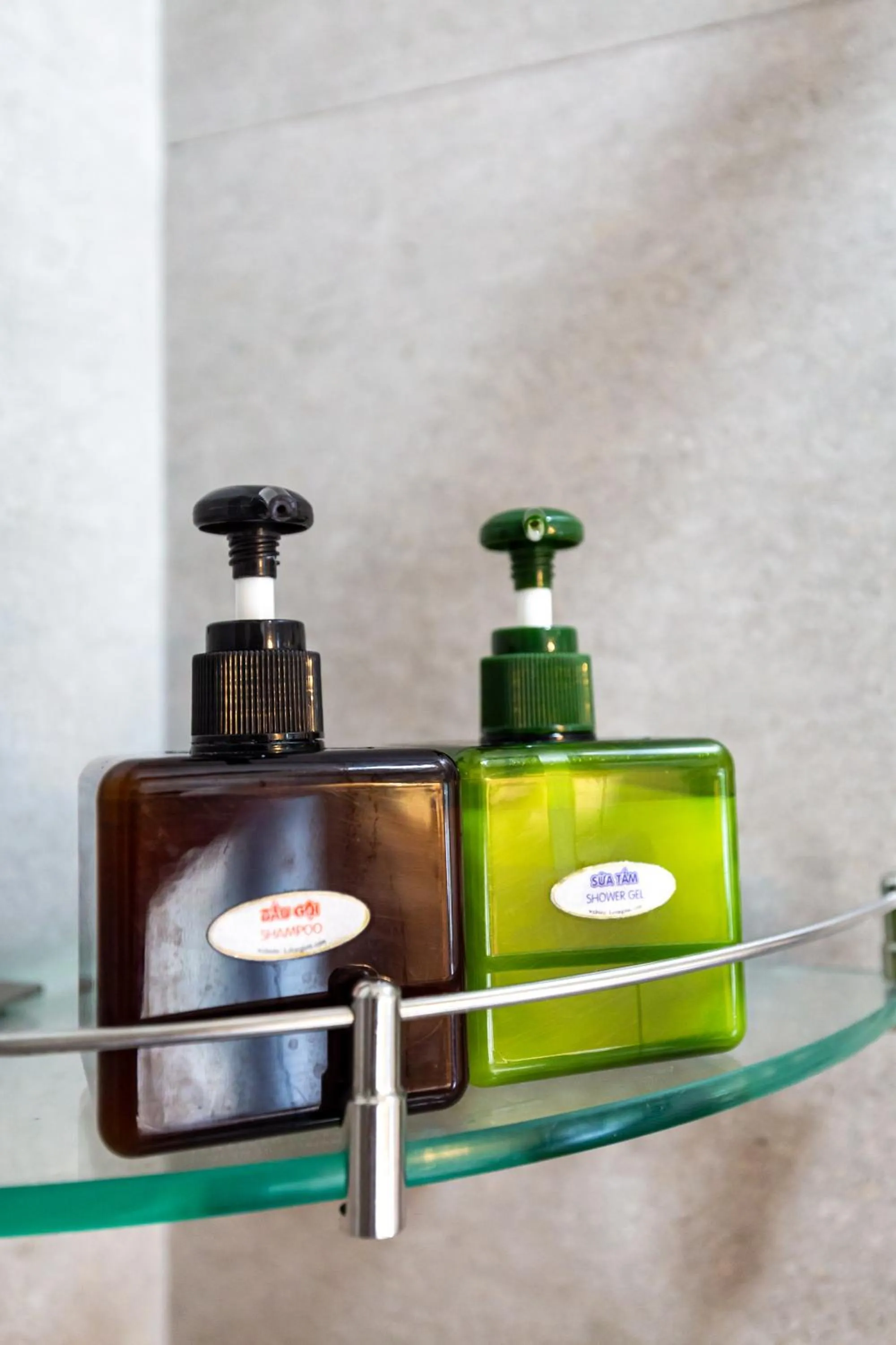 Shower in Cozy Riverview of Livinginn