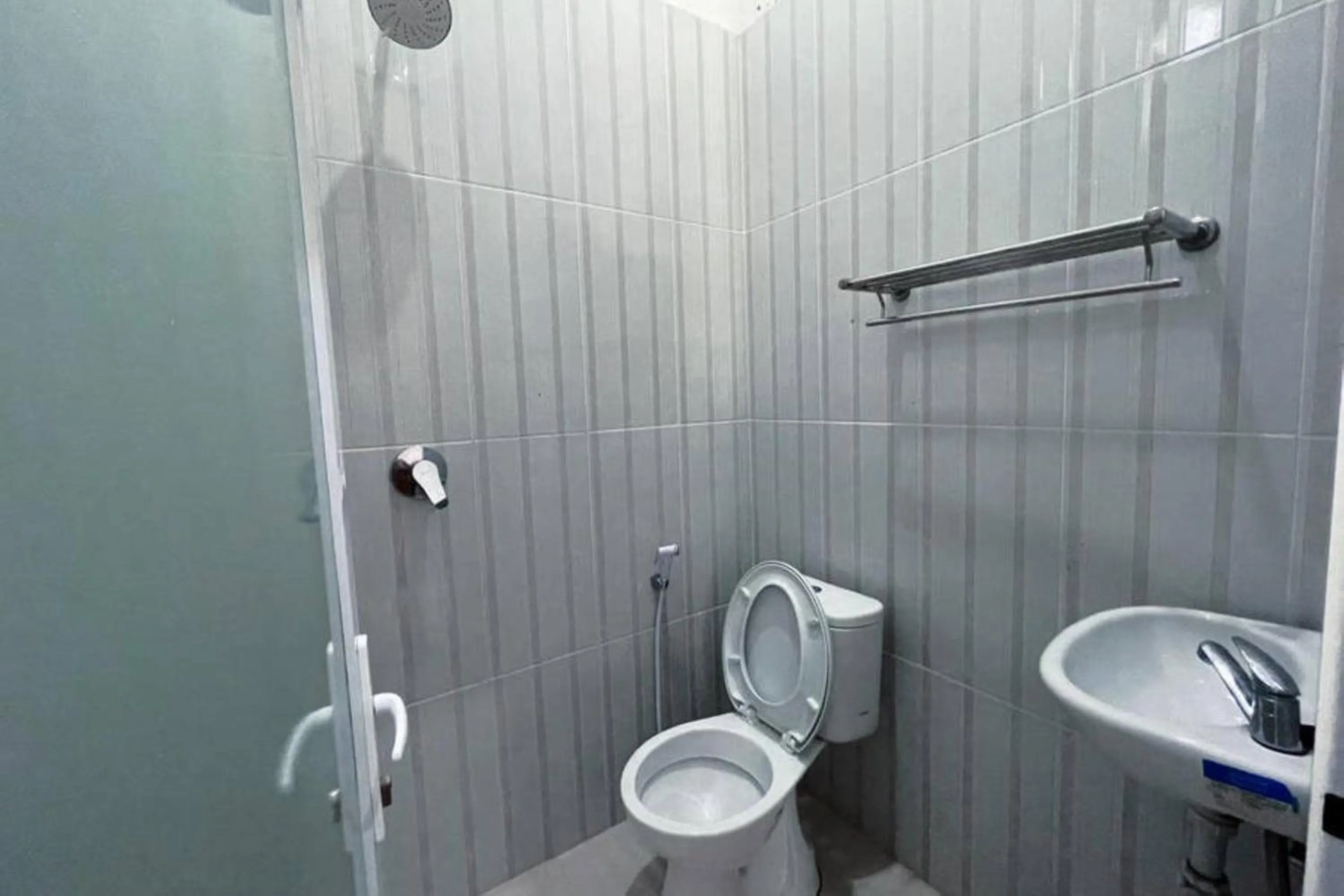 Bathroom in Wisma Maestro Toraja Mitra RedDoorz