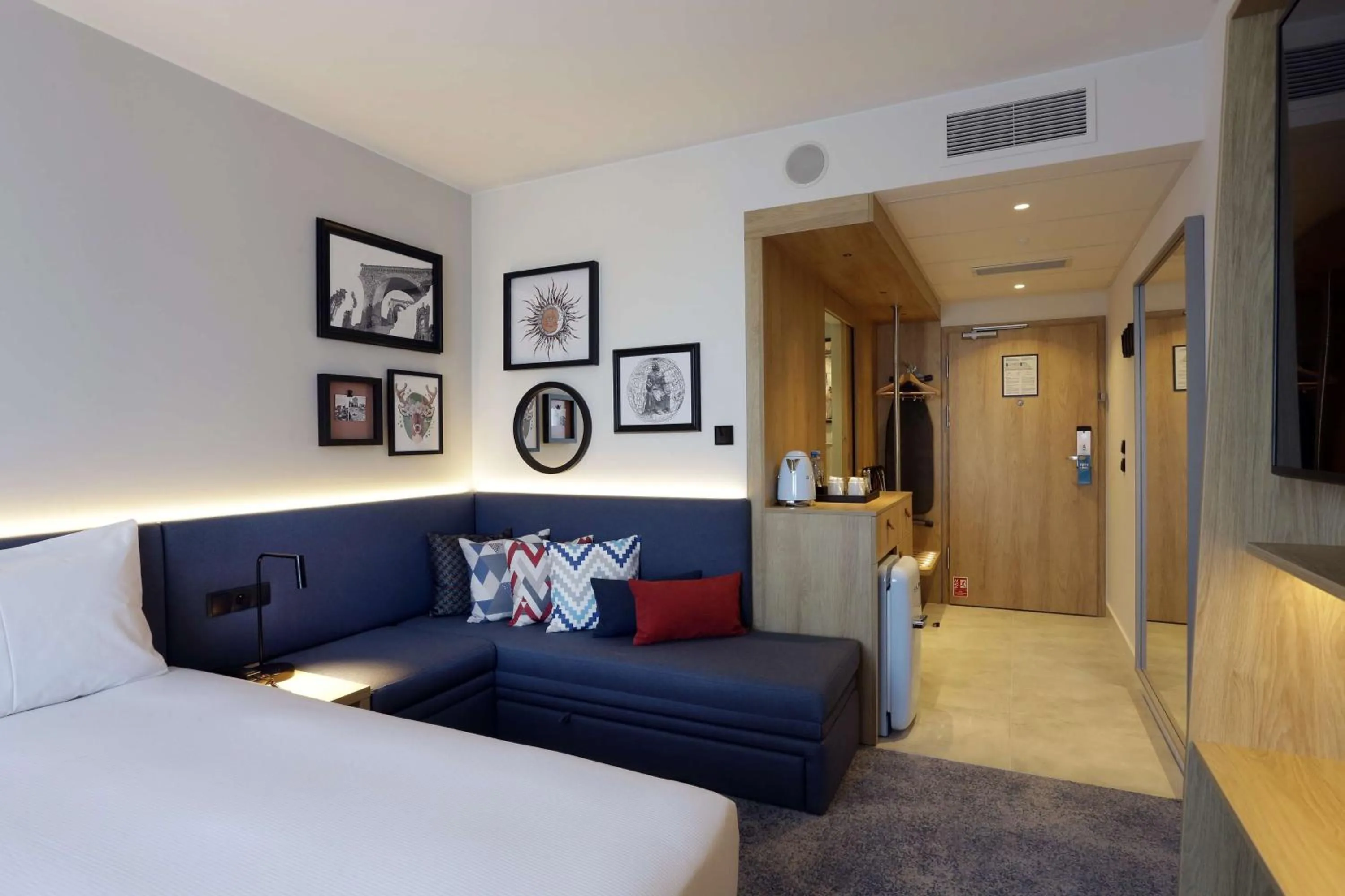 Living room, Bed in Hampton By Hilton Olsztyn