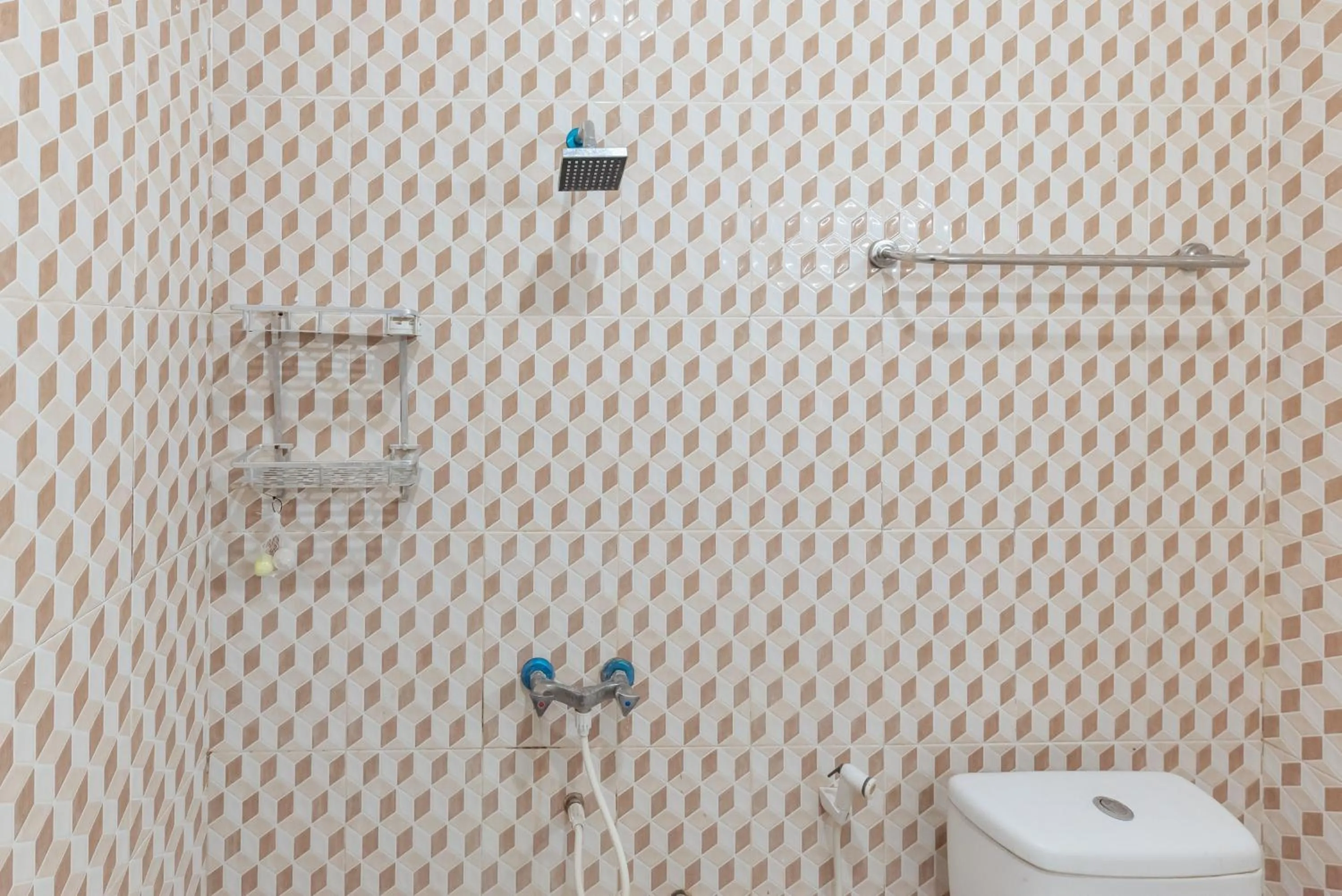 Bathroom in RedDoorz near Kejaksan Station Cirebon 3