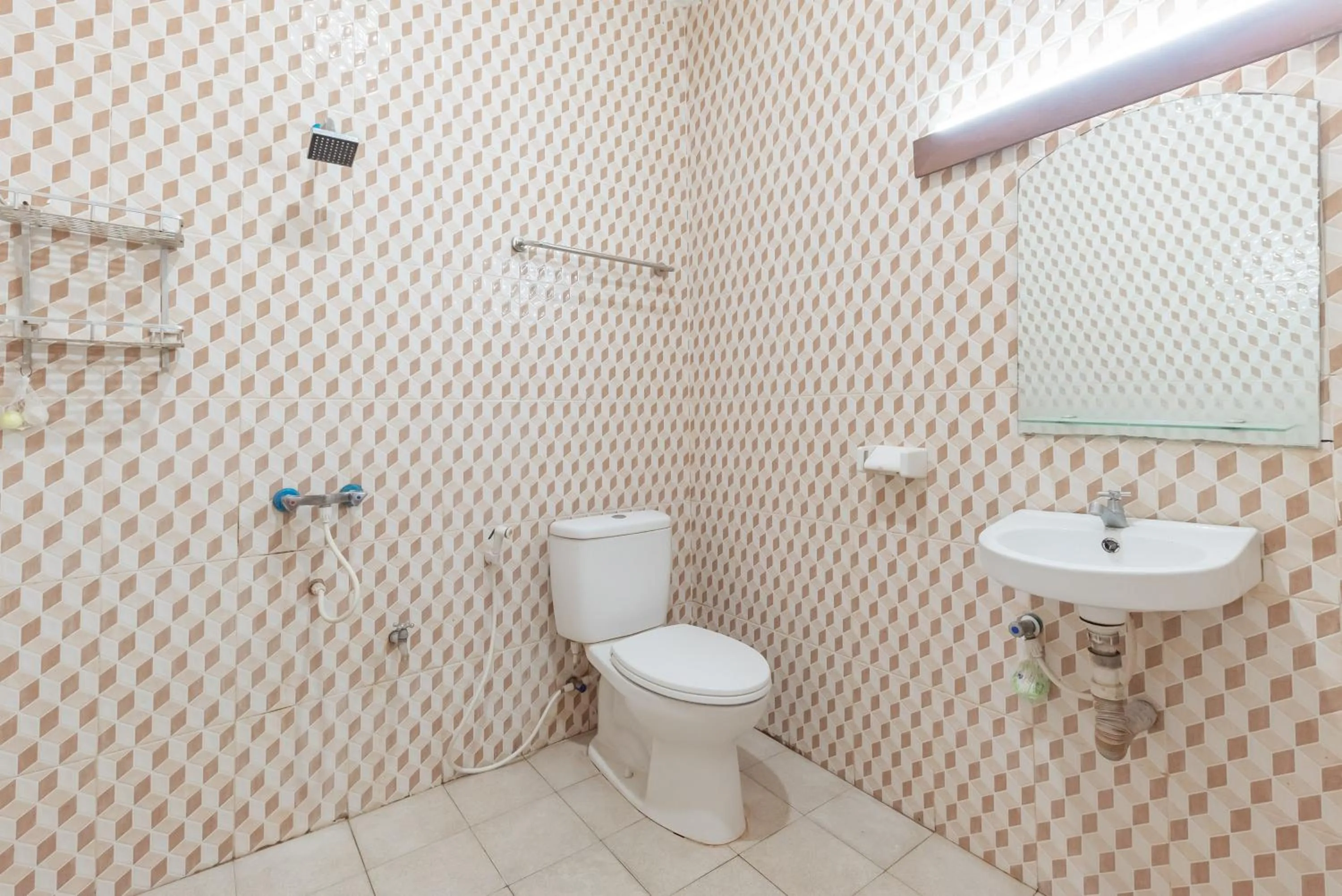 Bathroom in RedDoorz near Kejaksan Station Cirebon 3