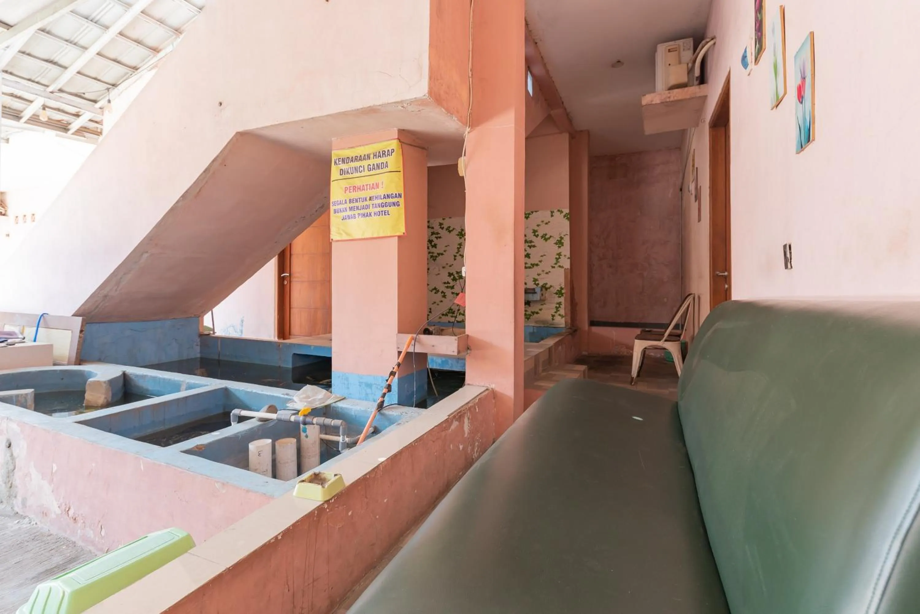 Seating area in RedDoorz near Kejaksan Station Cirebon 3