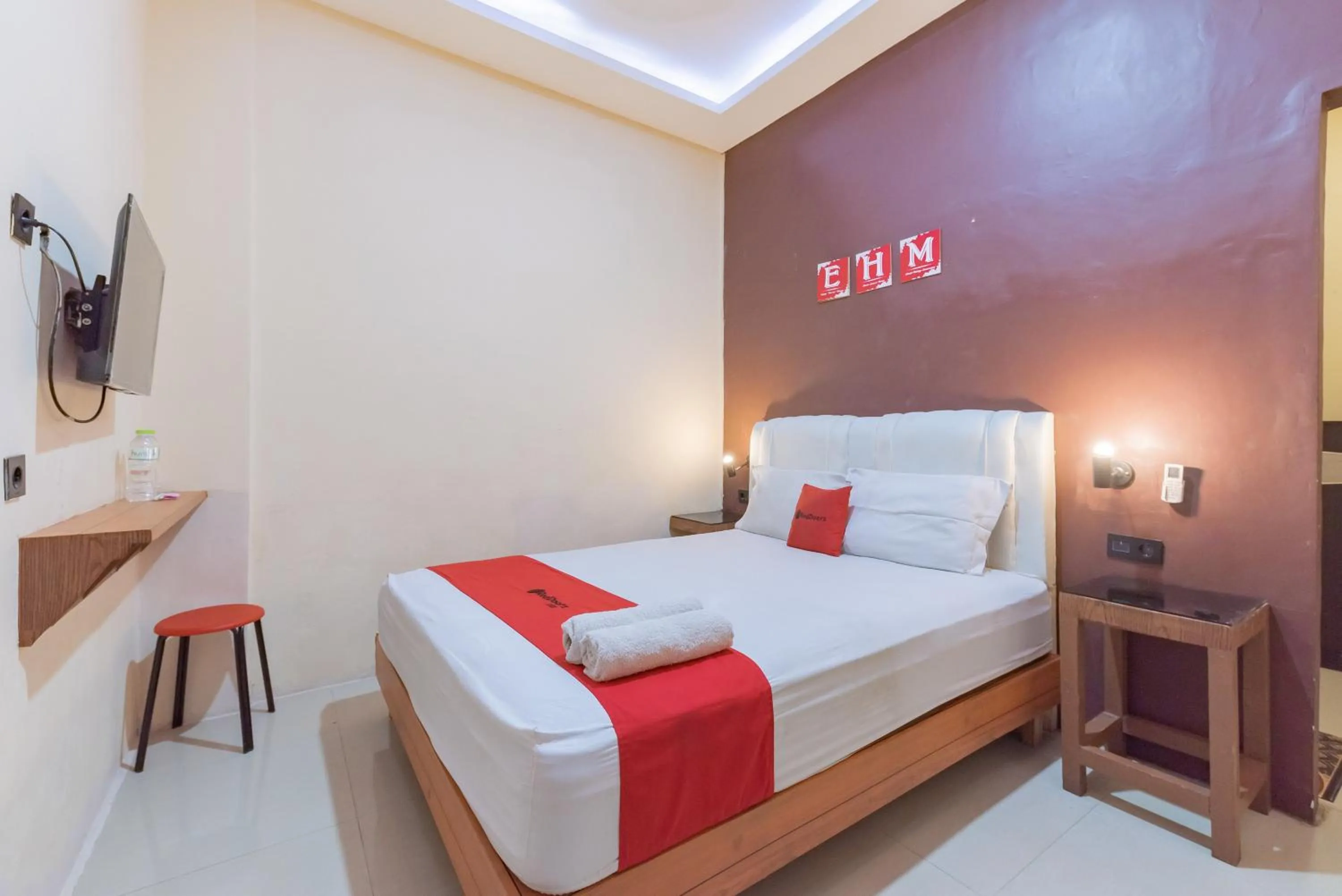 Bedroom, Bed in RedDoorz near Kejaksan Station Cirebon 3