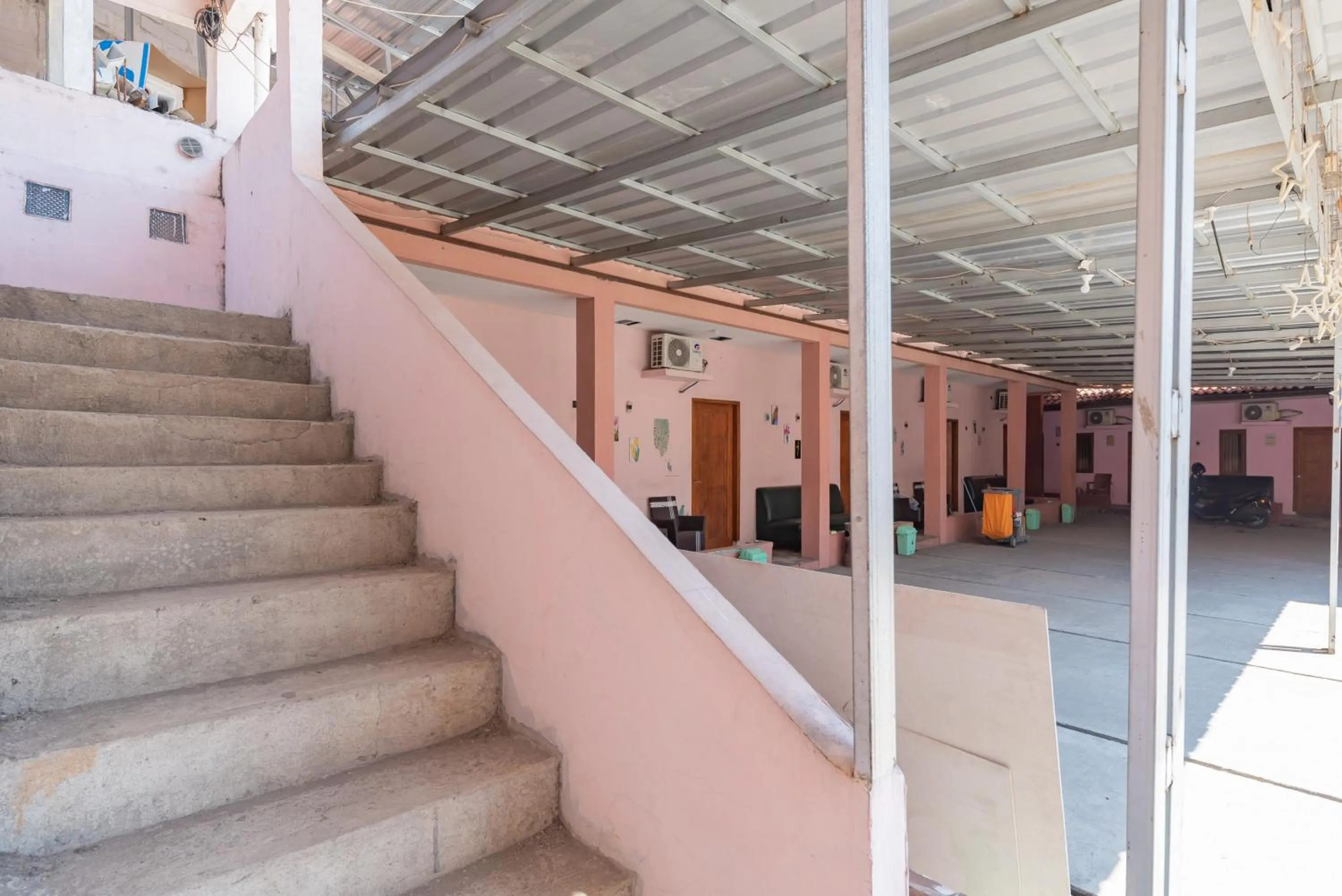 Property building in RedDoorz near Kejaksan Station Cirebon 3