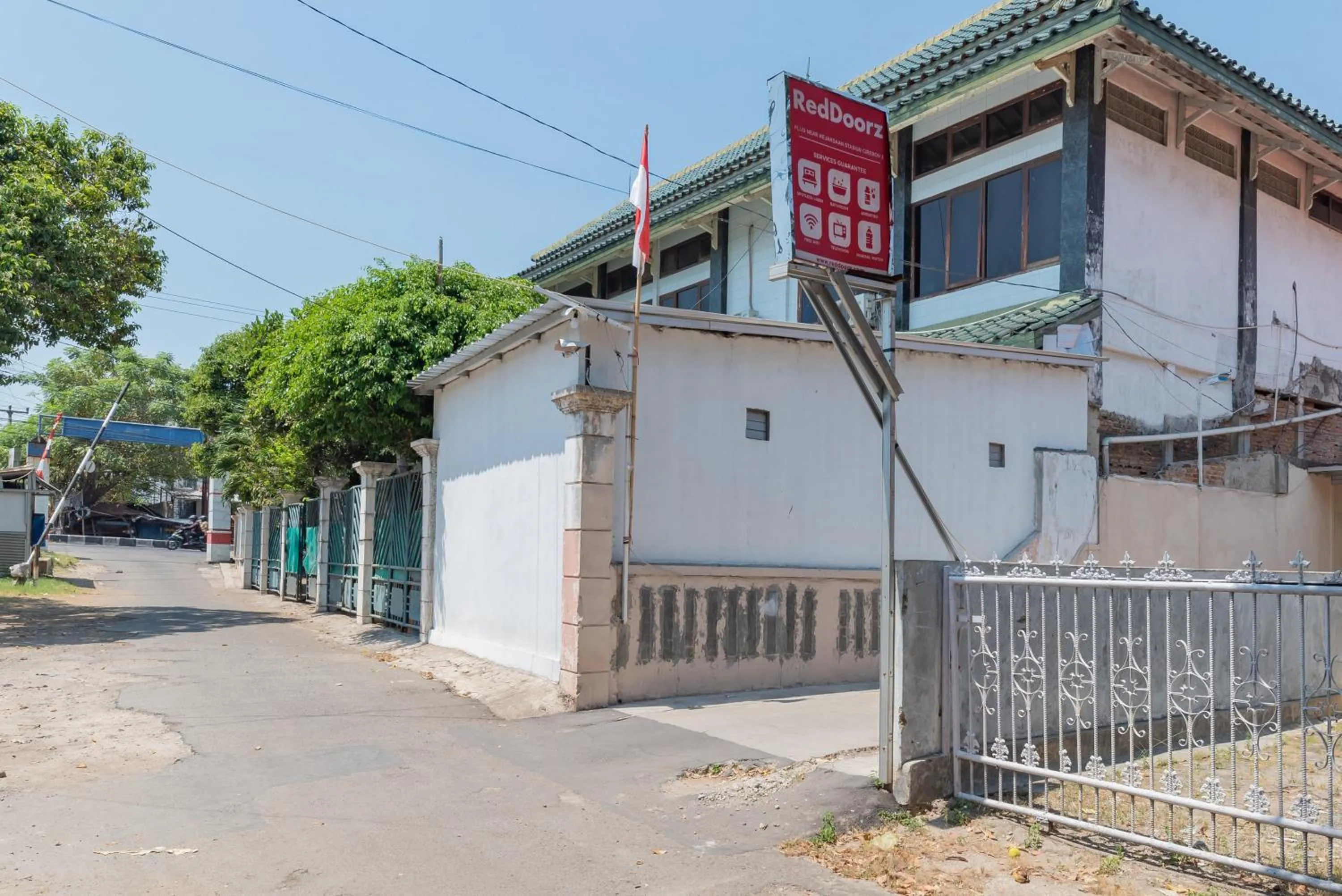 Property logo or sign in RedDoorz near Kejaksan Station Cirebon 3