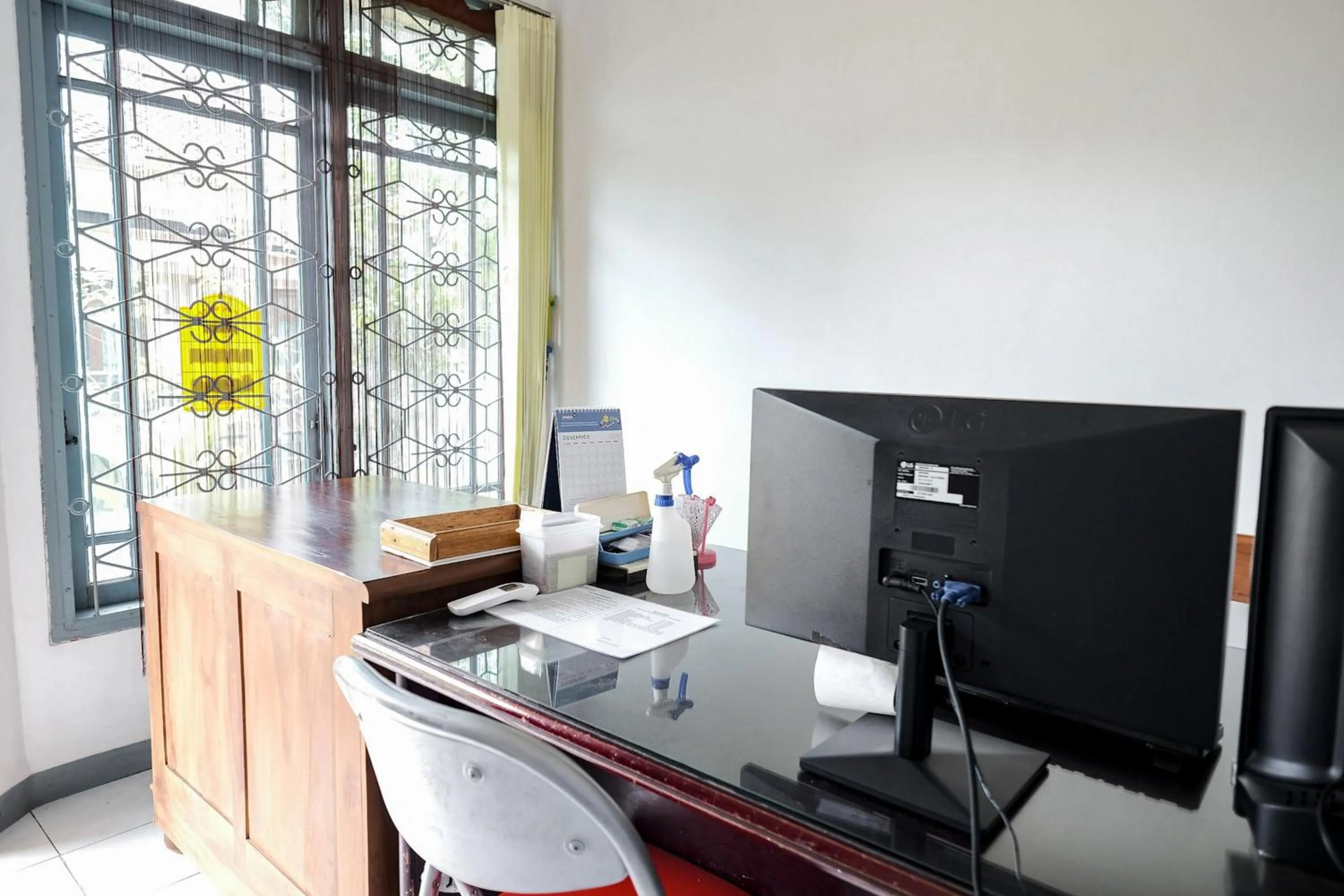 Lobby or reception in RedDoorz Syariah near Gatot Subroto Lampung 4