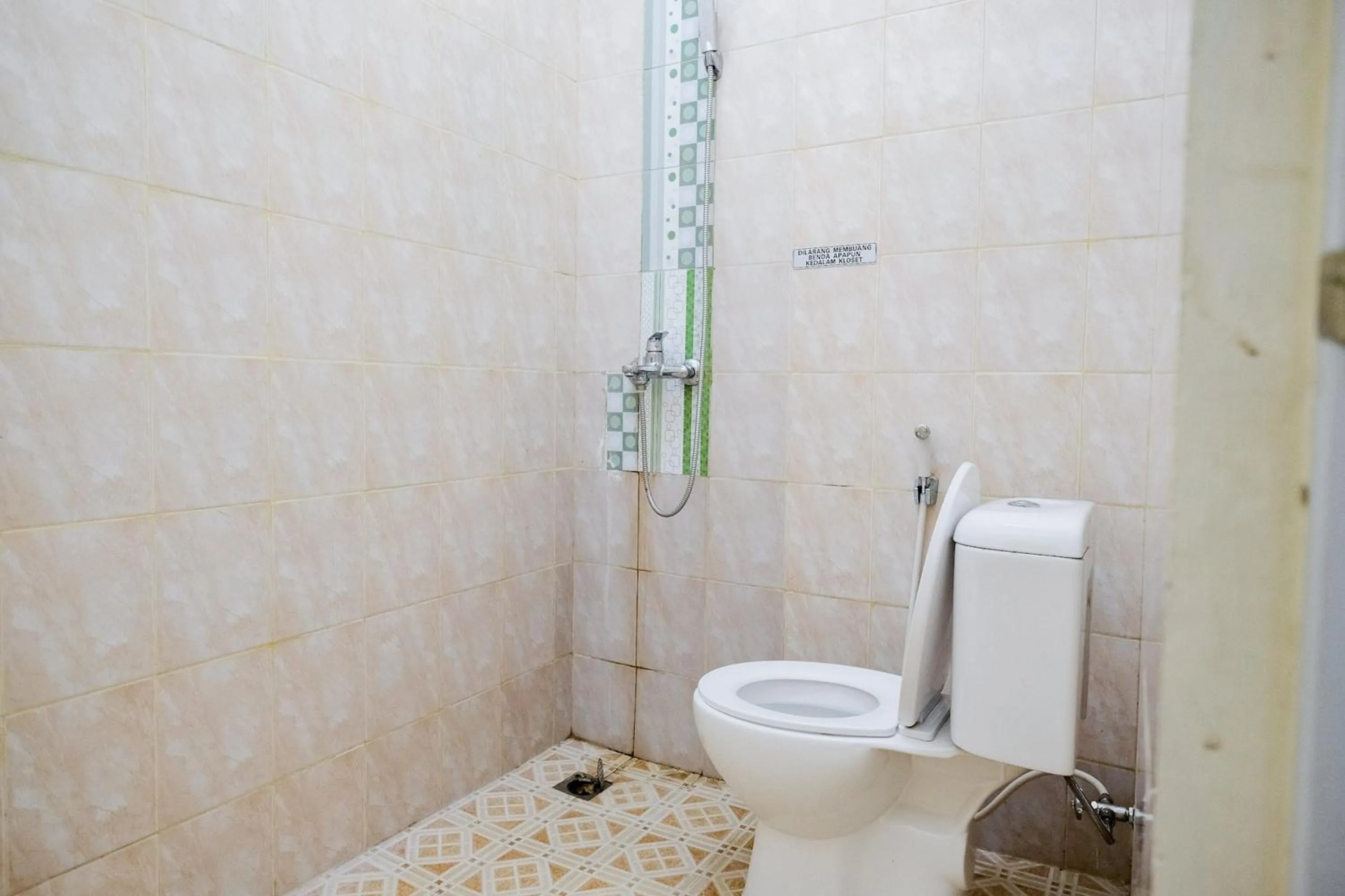 Bathroom in RedDoorz Syariah near Gatot Subroto Lampung 4