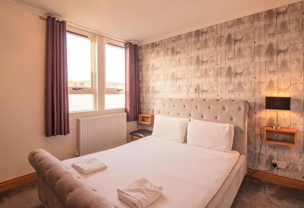 Property building, Bed in The Ben Mhor Hotel, Bar & Restaurant