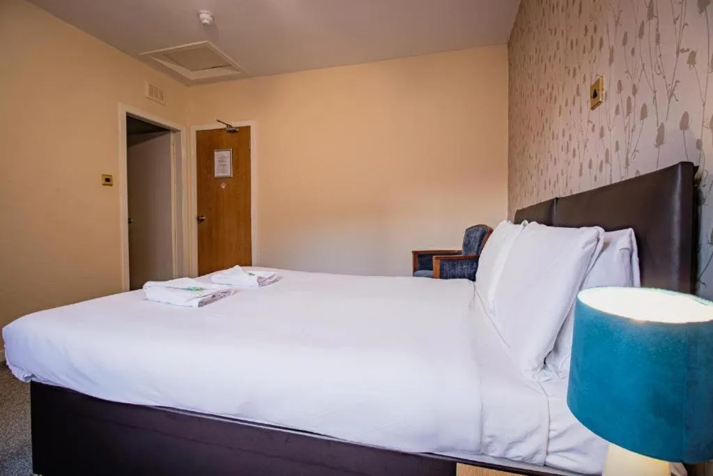 Bedroom, Bed in The Ben Mhor Hotel, Bar & Restaurant