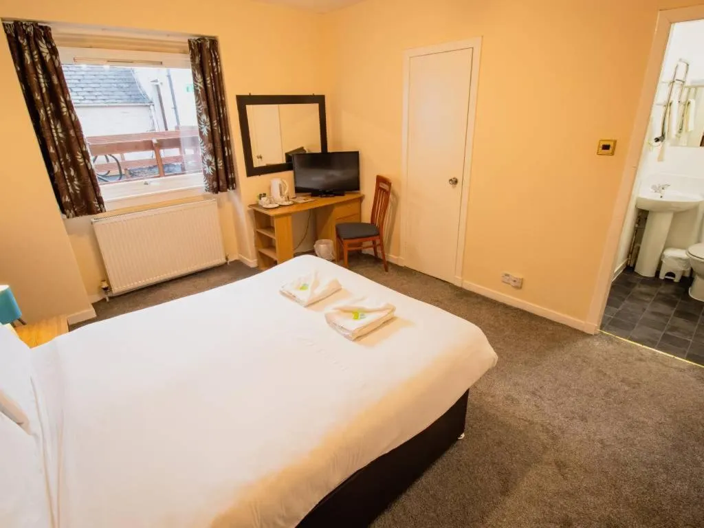 Bedroom, Bed in The Ben Mhor Hotel, Bar & Restaurant