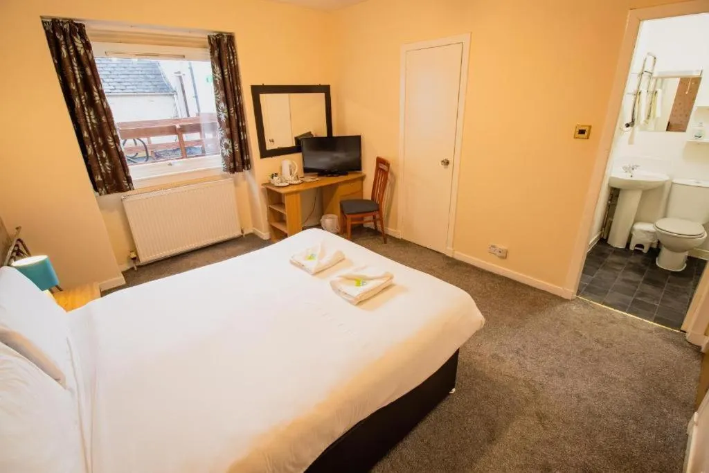 Bedroom, Bed in The Ben Mhor Hotel, Bar & Restaurant