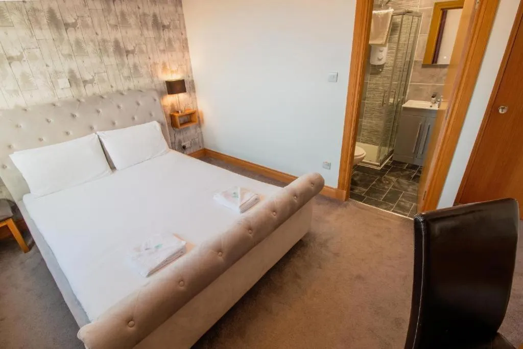 Bedroom, Bed in The Ben Mhor Hotel, Bar & Restaurant