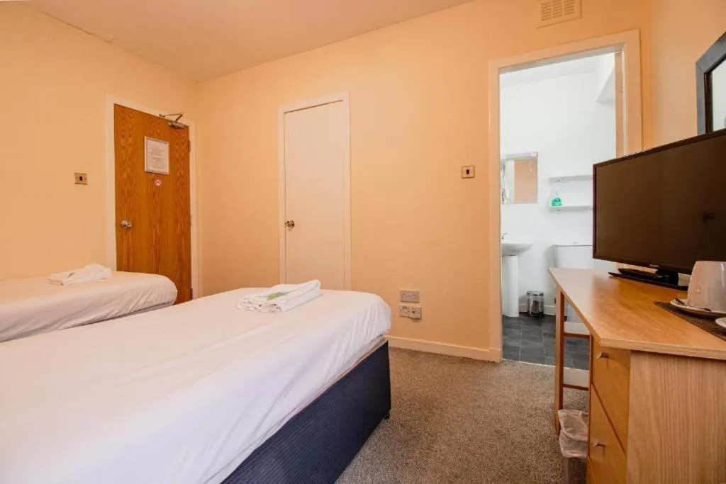 Bedroom, Bed in The Ben Mhor Hotel, Bar & Restaurant