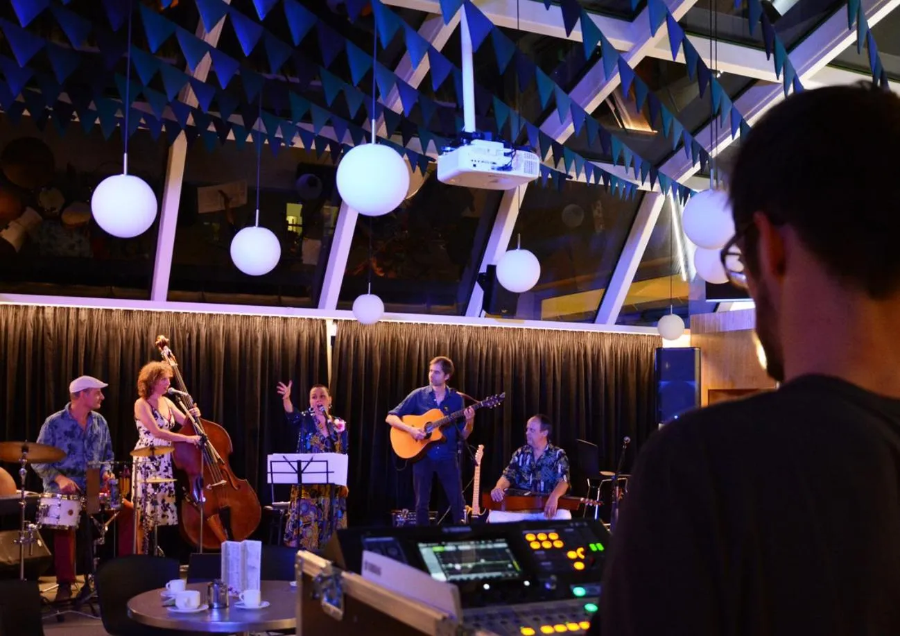 Evening entertainment in FIAP Paris