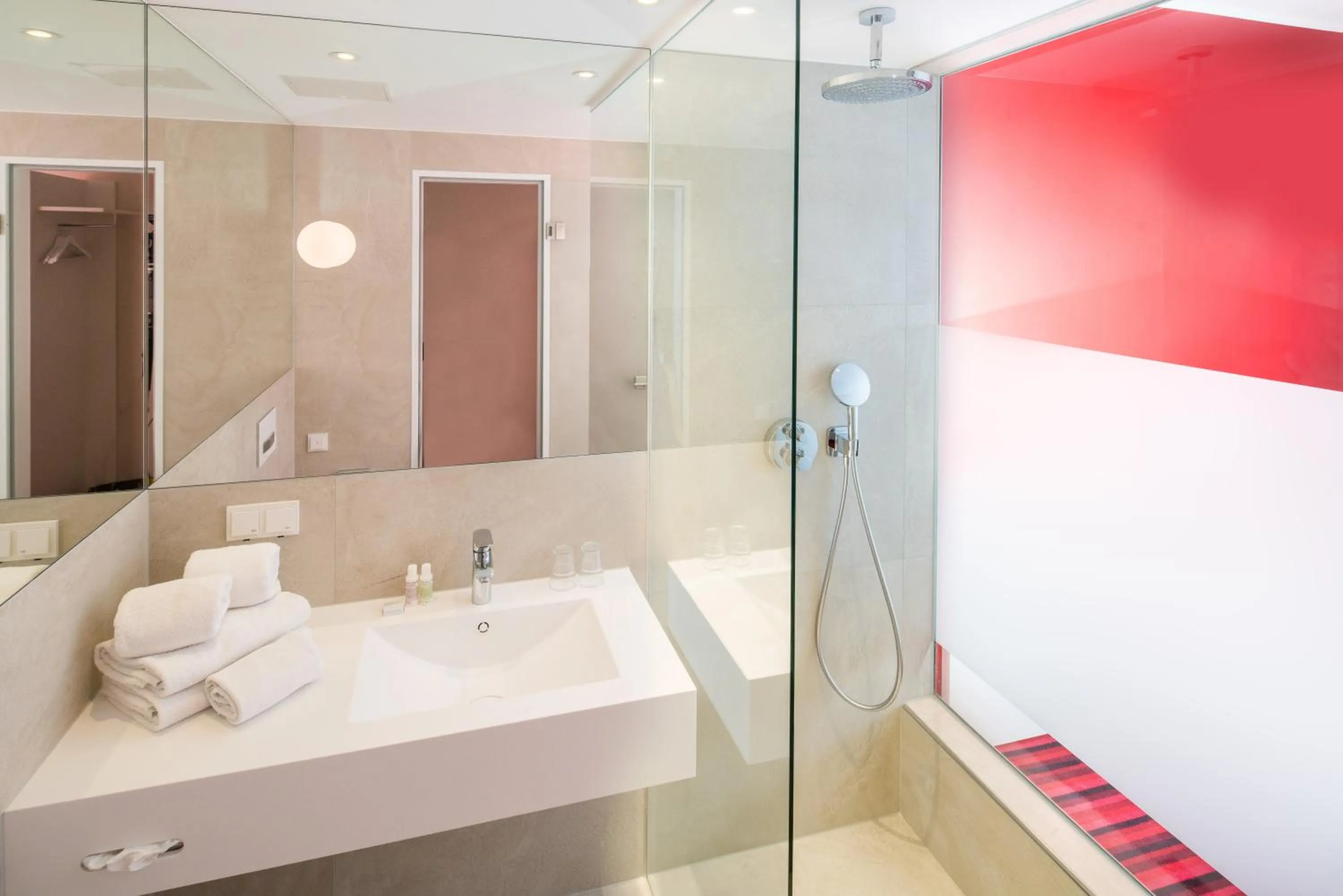 Bathroom, Bed in Cityhotel am Thielenplatz