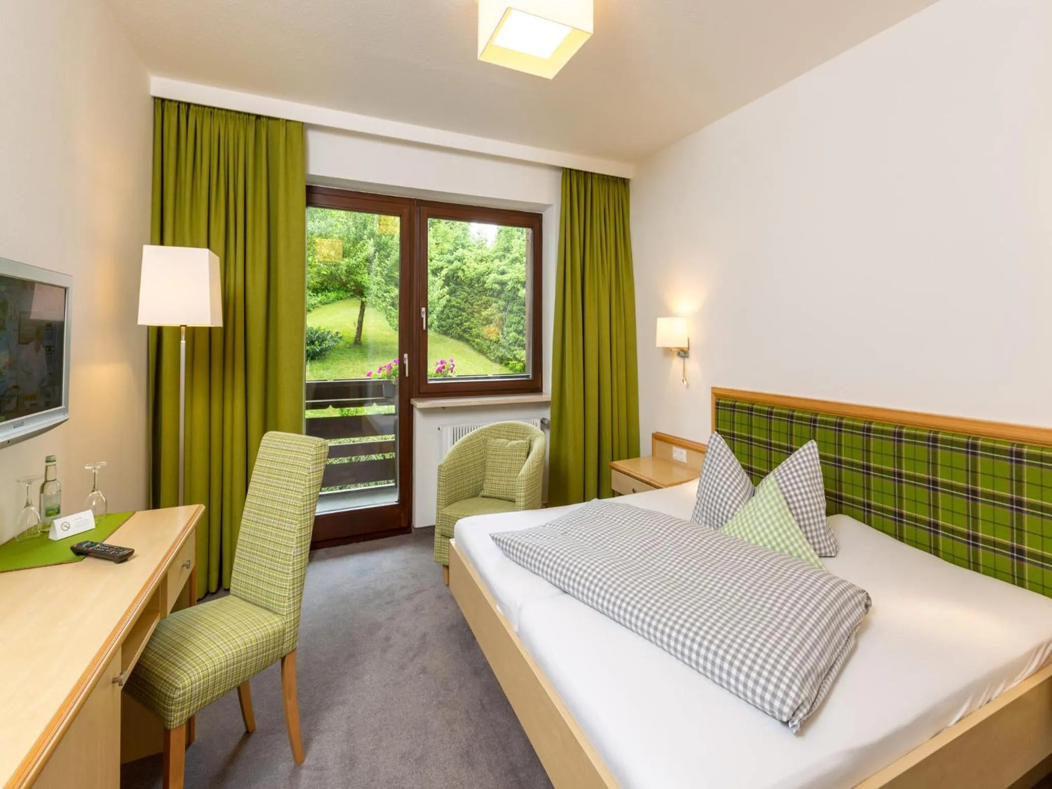 Photo of the whole room, Bed in Sulzberger Hof