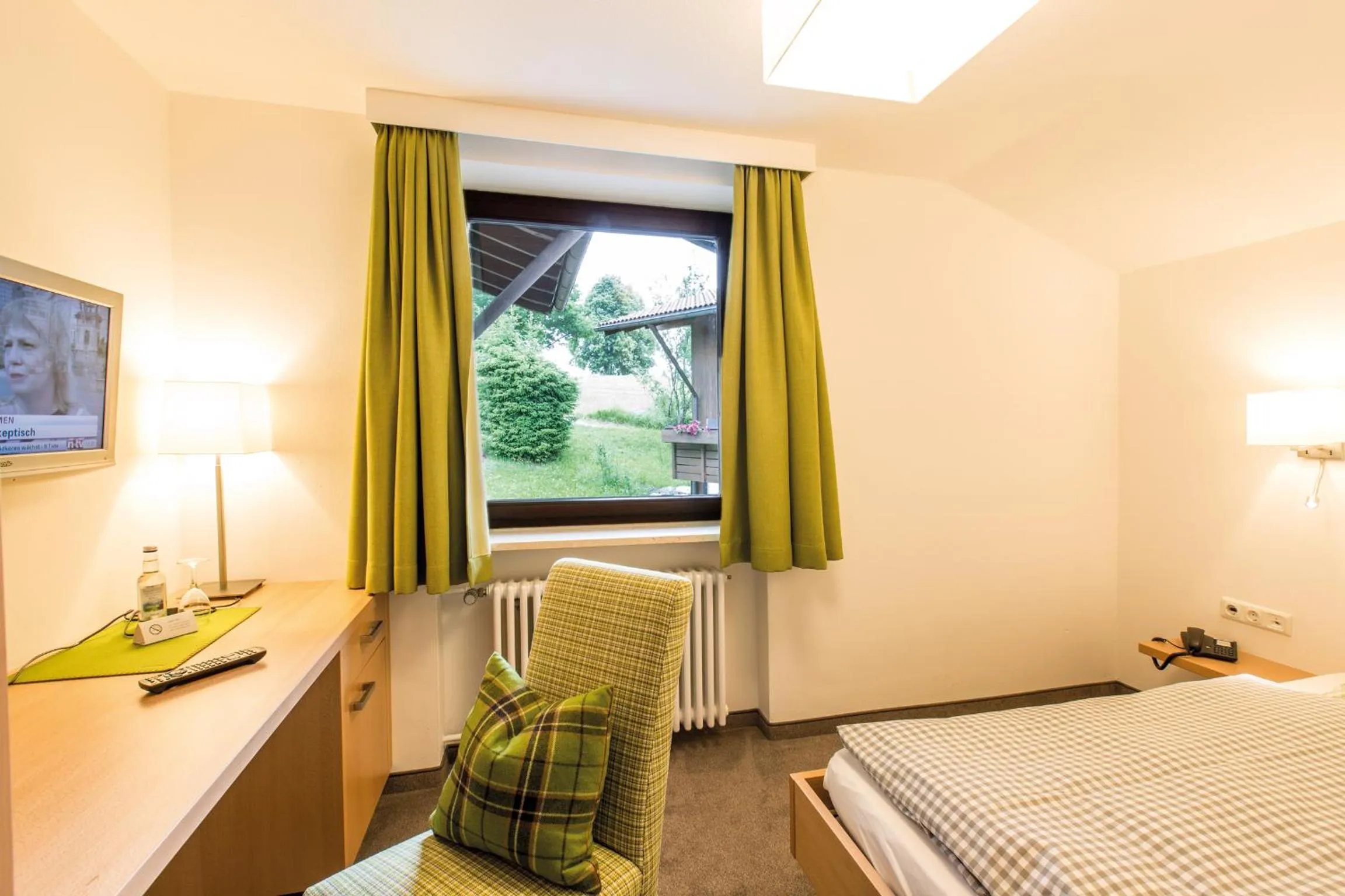 Photo of the whole room, Bed in Sulzberger Hof