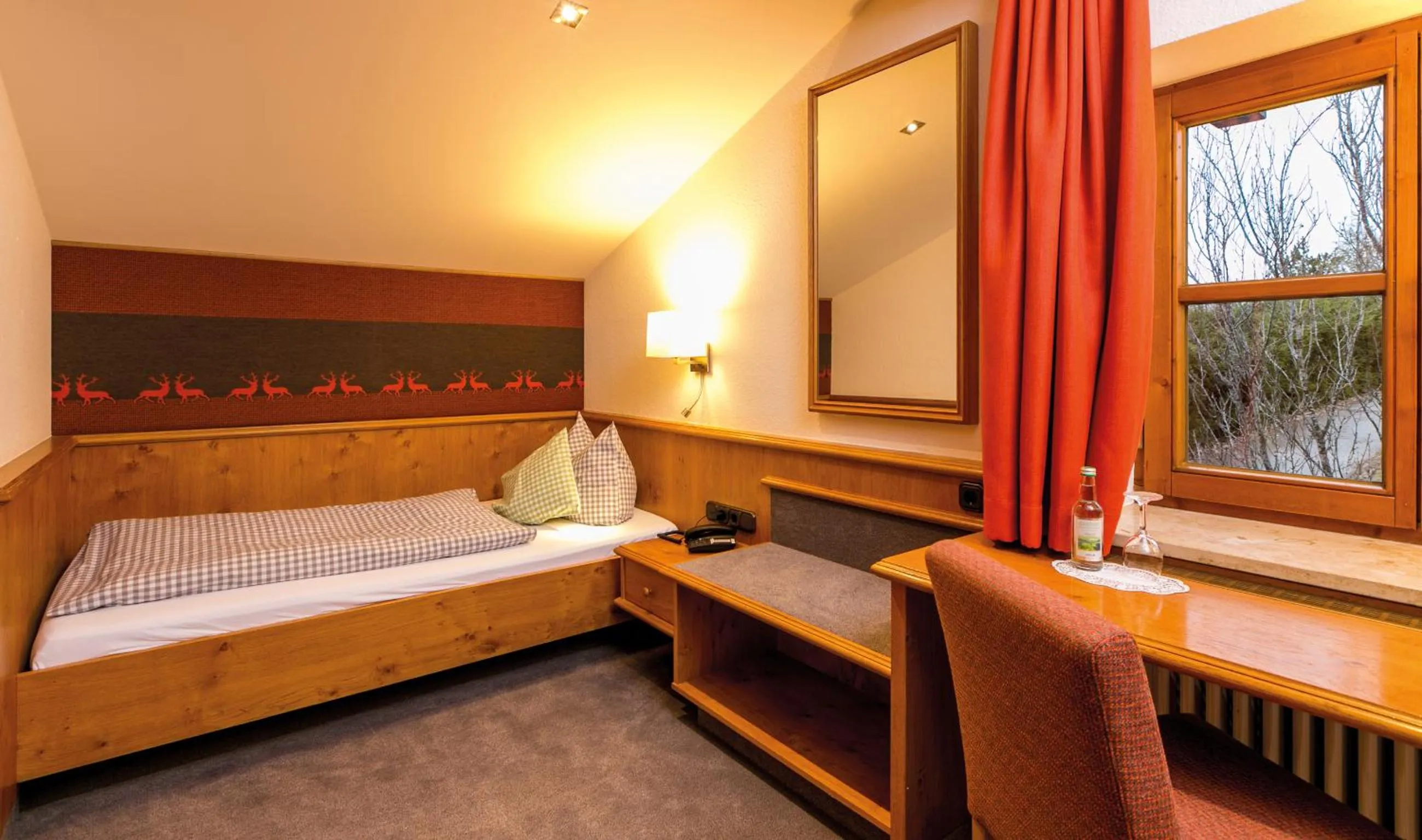 Photo of the whole room, Bed in Sulzberger Hof