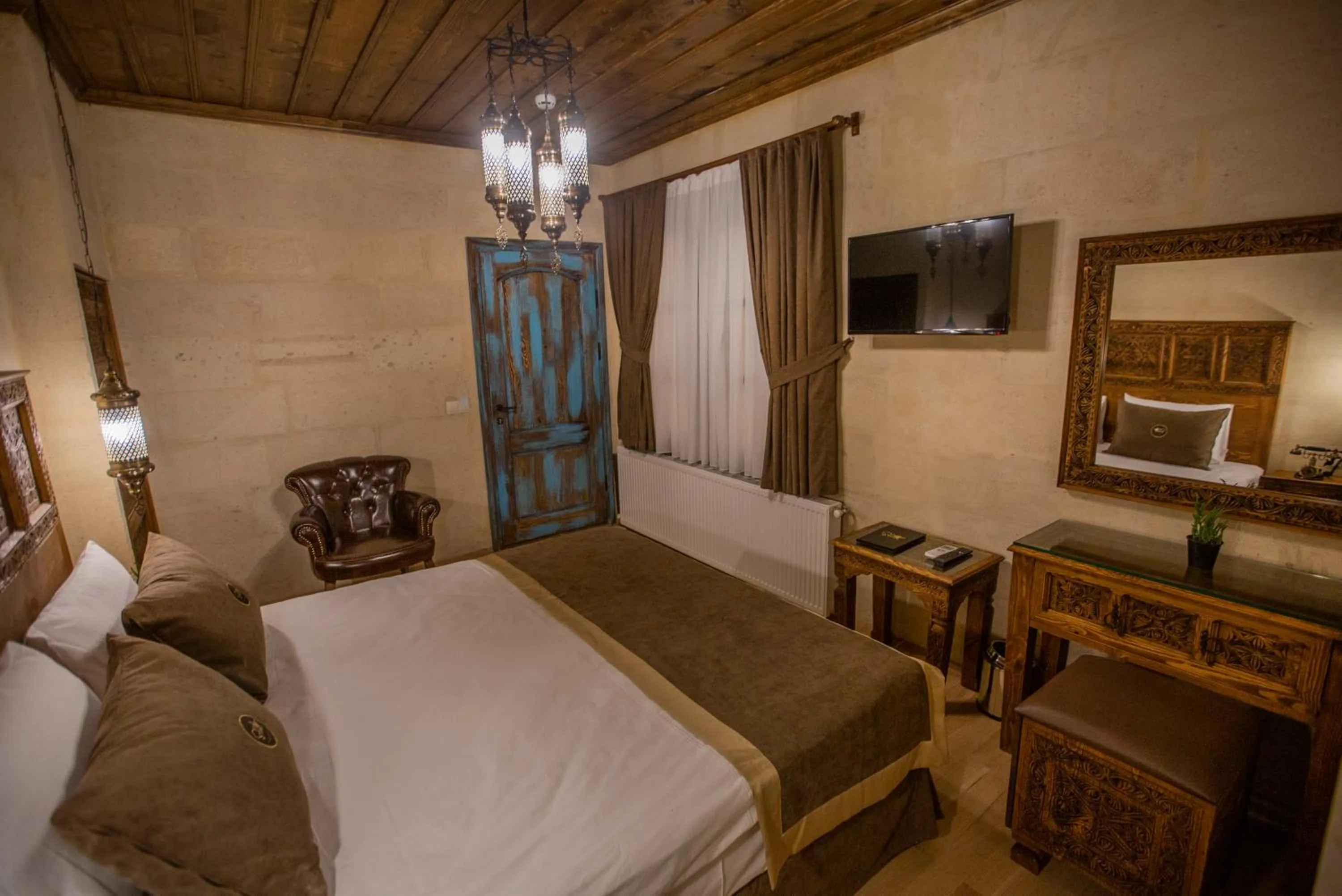 TV and multimedia, Bed in Sinasos Star Hotel Cappadocia