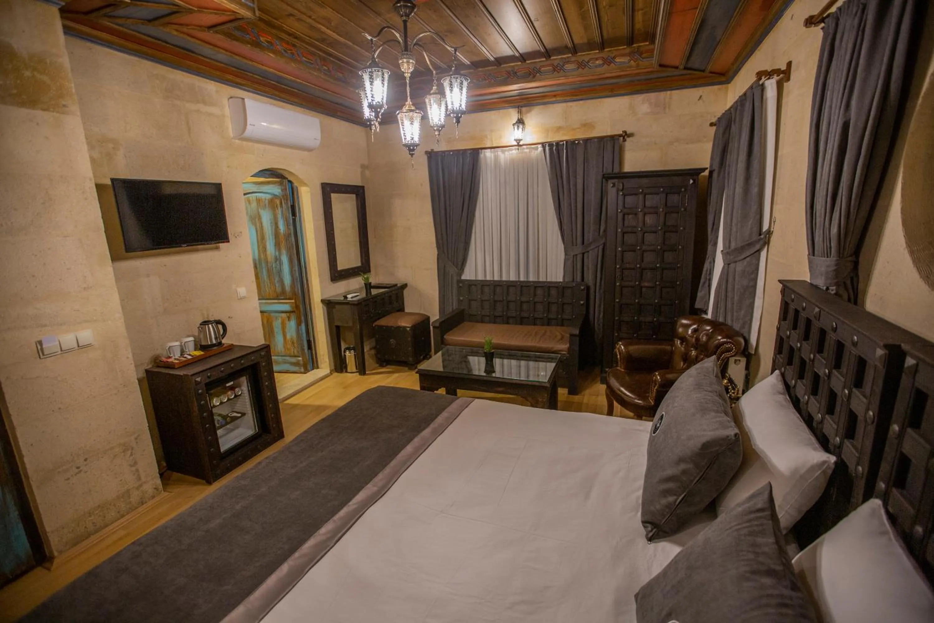 TV and multimedia, Bed in Sinasos Star Hotel Cappadocia